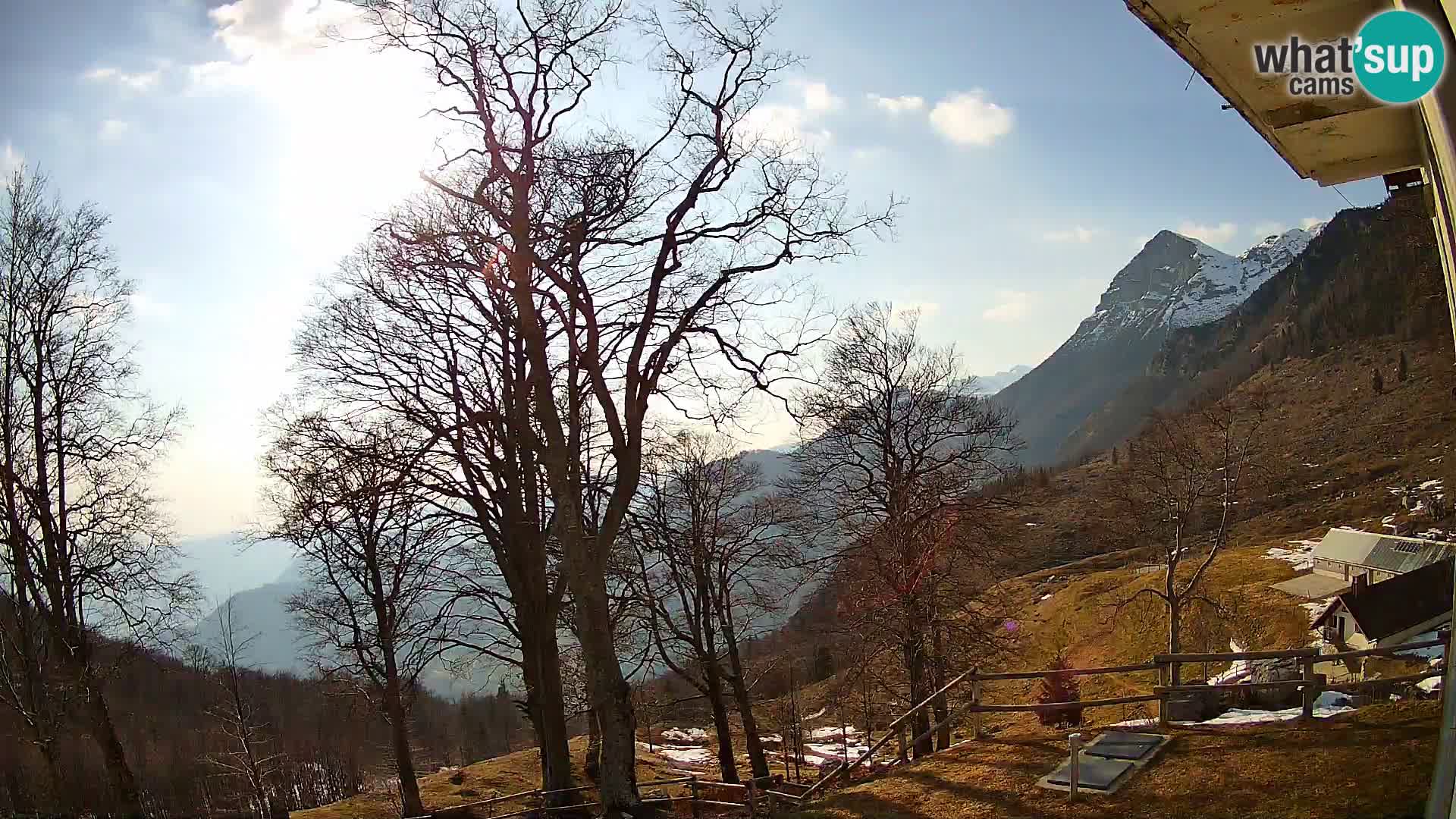Cámara en vivo de la cabaña de montaña Planina Razor (1315) | vista hacia Tolminski Migovec