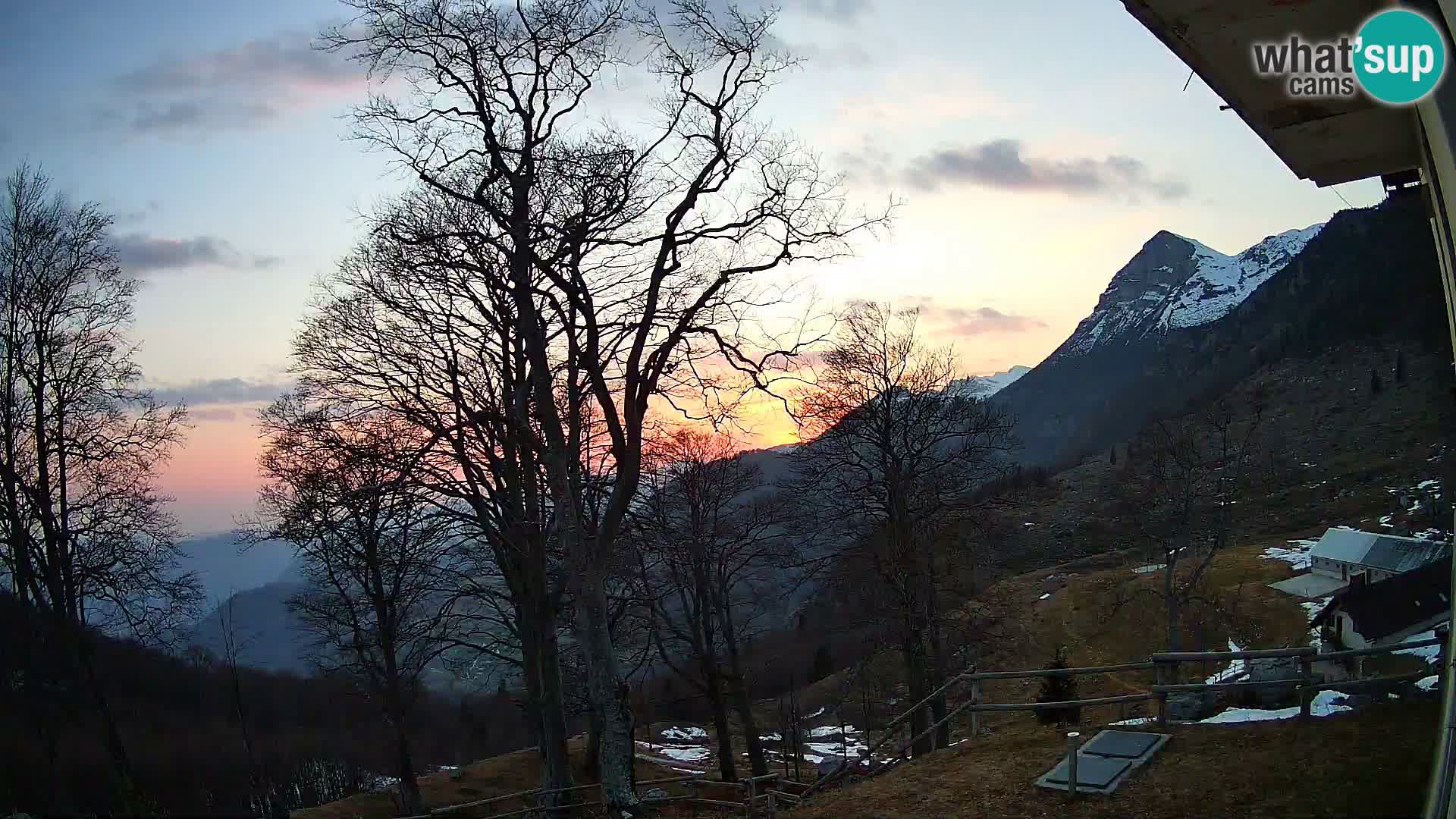 Cámara en vivo de la cabaña de montaña Planina Razor (1315) | vista hacia Tolminski Migovec