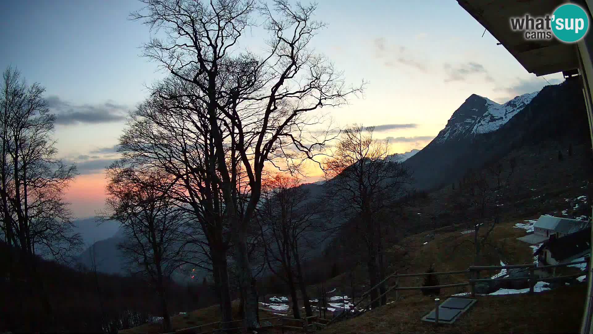 Koča na Planini Razor spletna kamera (1315) | Pogled na Tolminski Migovec