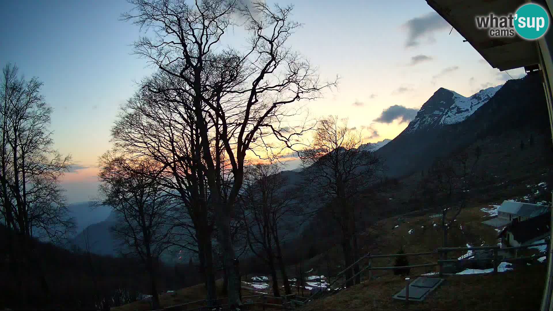 Planinarski dom na planini Razor (1315) | Pogled na Tolminski Migovec