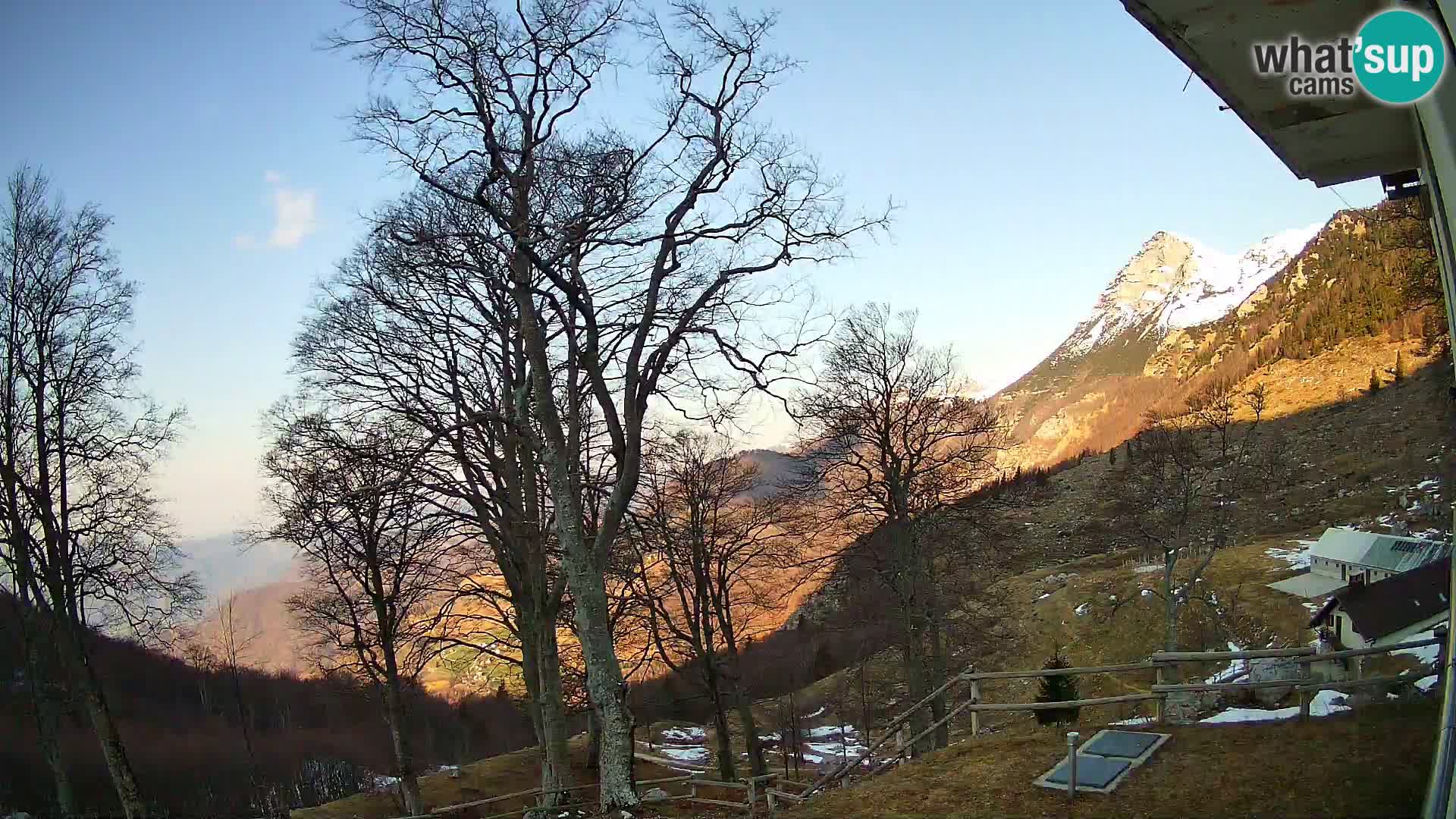 Planinarski dom na planini Razor (1315) | Pogled na Tolminski Migovec