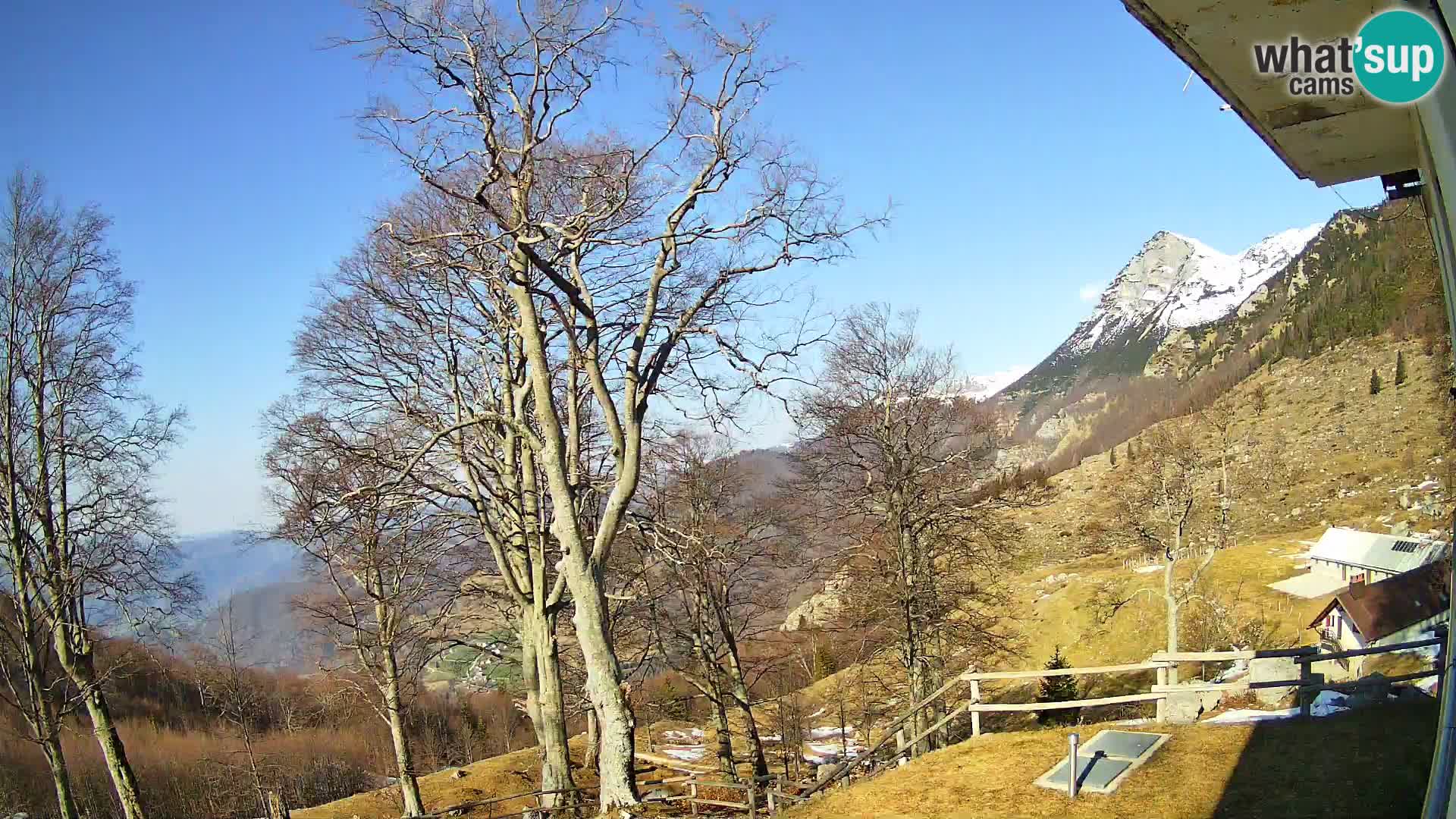 Cámara en vivo de la cabaña de montaña Planina Razor (1315) | vista hacia Tolminski Migovec