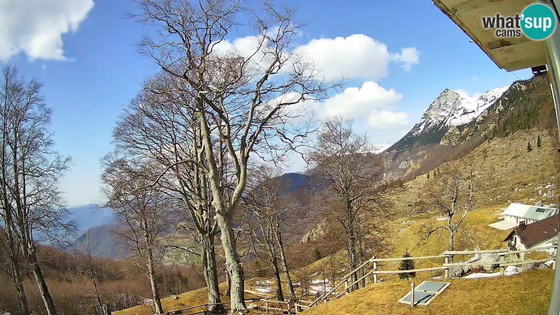 Cámara en vivo de la cabaña de montaña Planina Razor (1315) | vista hacia Tolminski Migovec