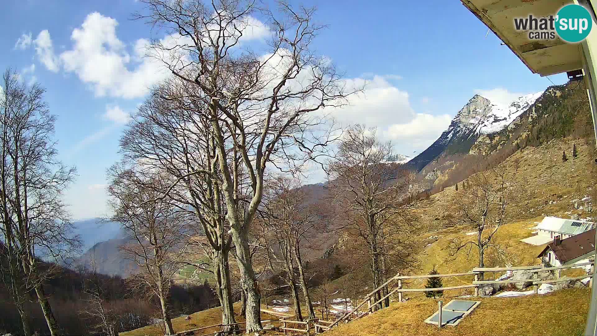 Cámara en vivo de la cabaña de montaña Planina Razor (1315) | vista hacia Tolminski Migovec