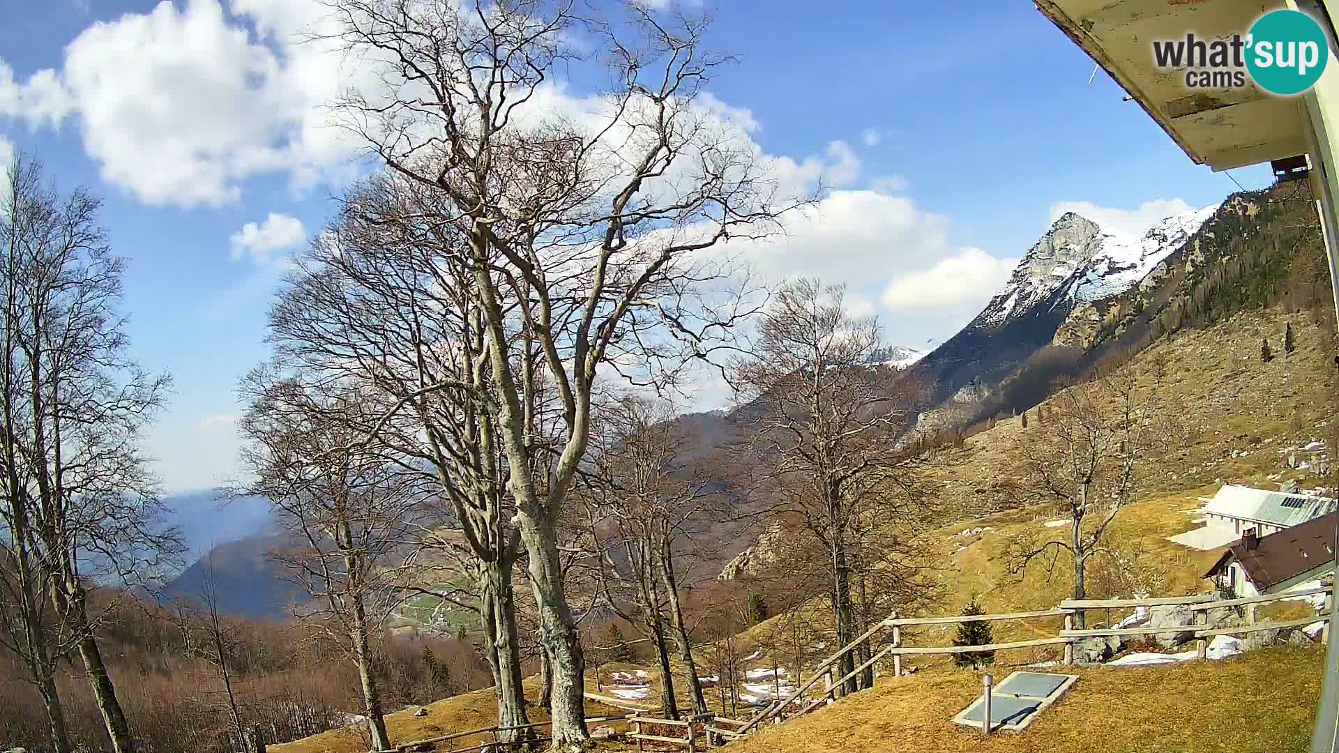 Cámara en vivo de la cabaña de montaña Planina Razor (1315) | vista hacia Tolminski Migovec