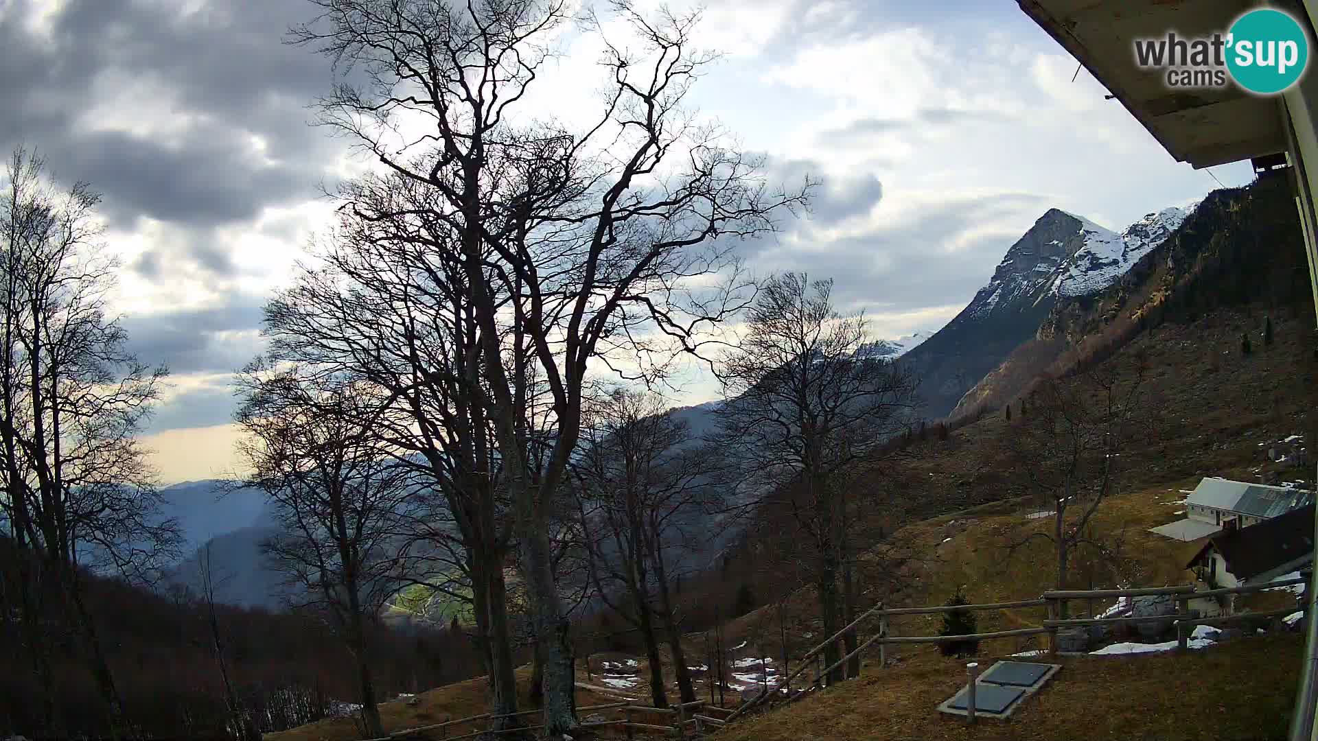 Planina Razor Bergütte Webcam (1315) | Blick auf Tolminski Migovec