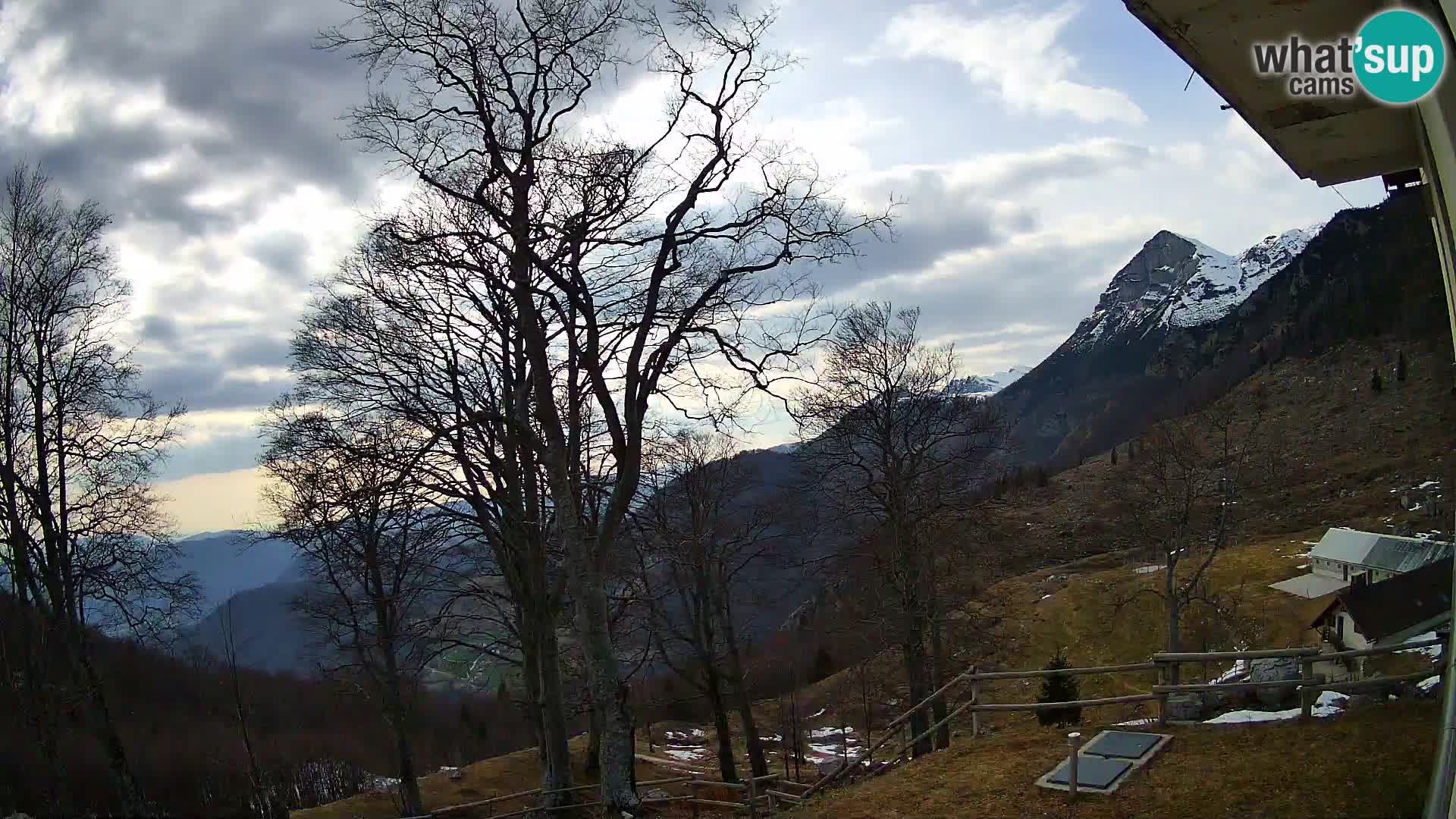 Koča na Planini Razor spletna kamera (1315) | Pogled na Tolminski Migovec