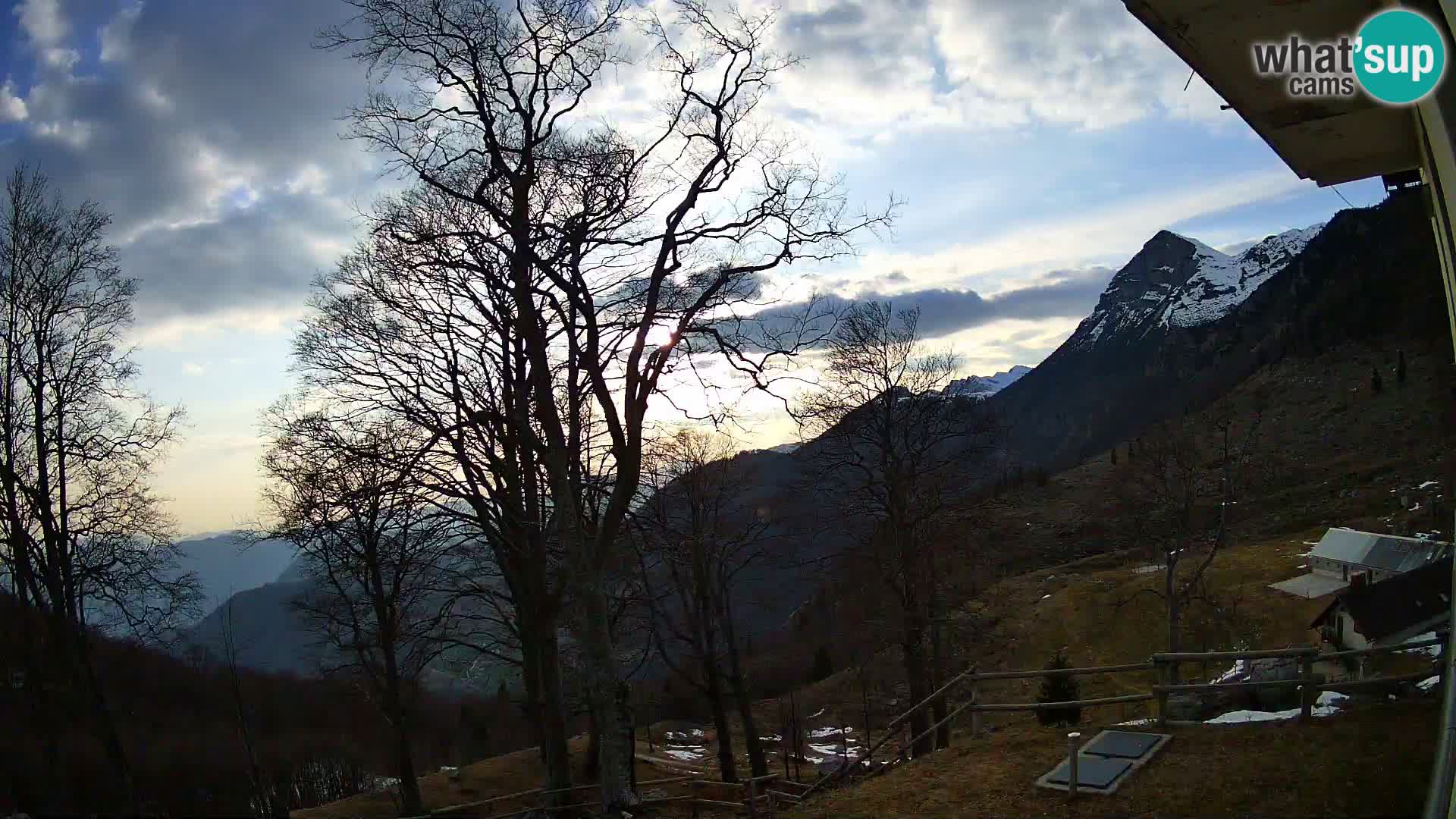 Cámara en vivo de la cabaña de montaña Planina Razor (1315) | vista hacia Tolminski Migovec