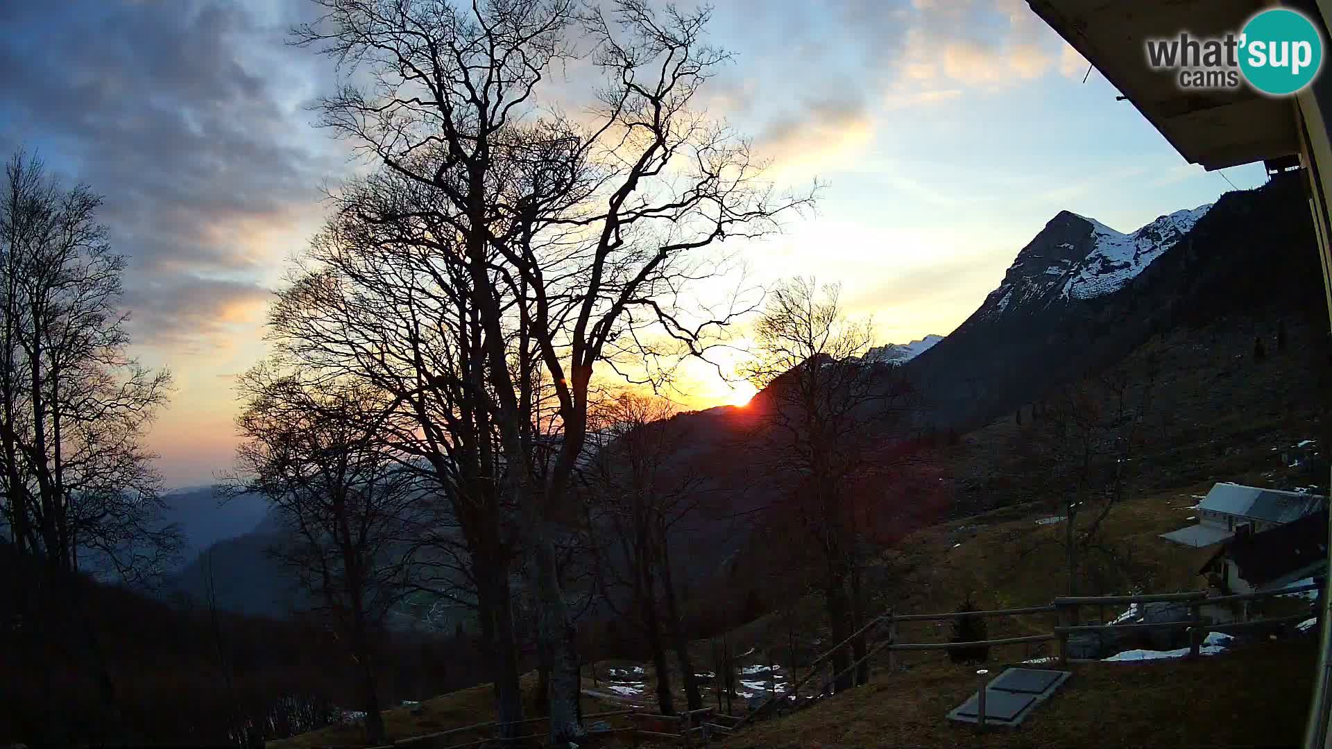 Planina Razor Mountain Hut live cam (1315) | view to Tolminski Migovec