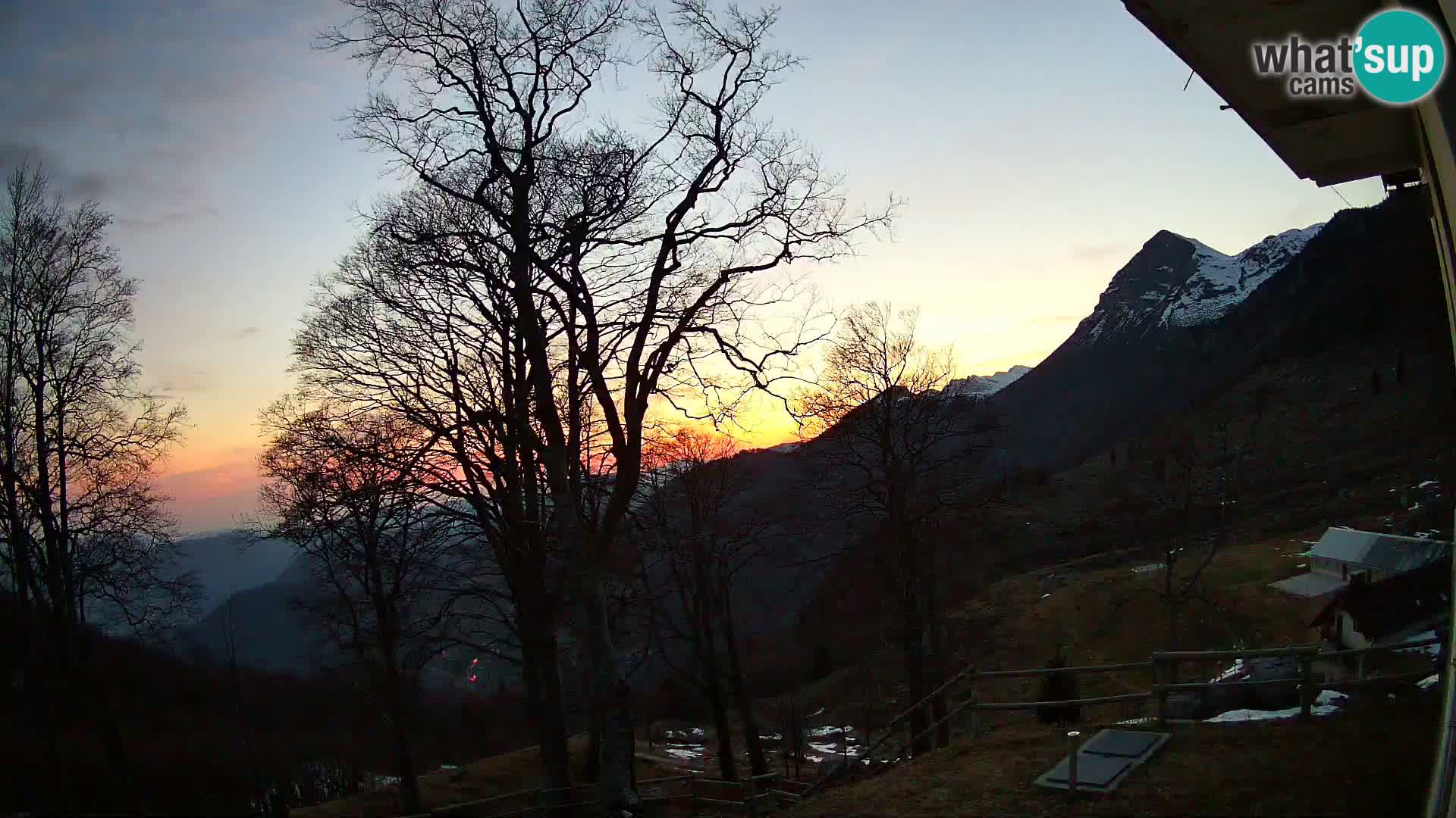 Koča na Planini Razor spletna kamera (1315) | Pogled na Tolminski Migovec