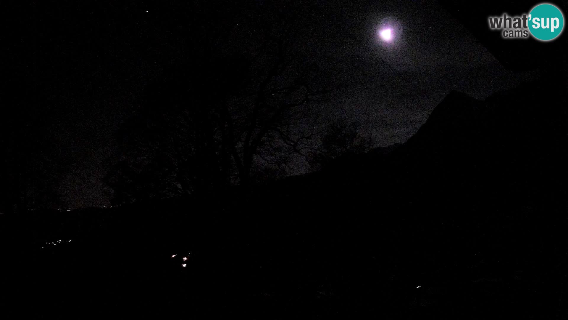 Cámara en vivo de la cabaña de montaña Planina Razor (1315) | vista hacia Tolminski Migovec