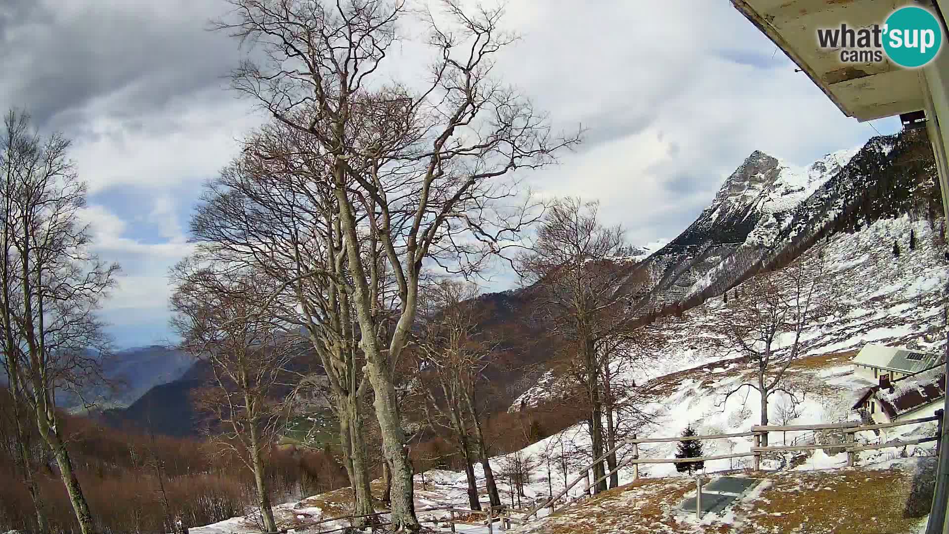 Cámara en vivo de la cabaña de montaña Planina Razor (1315) | vista hacia Tolminski Migovec