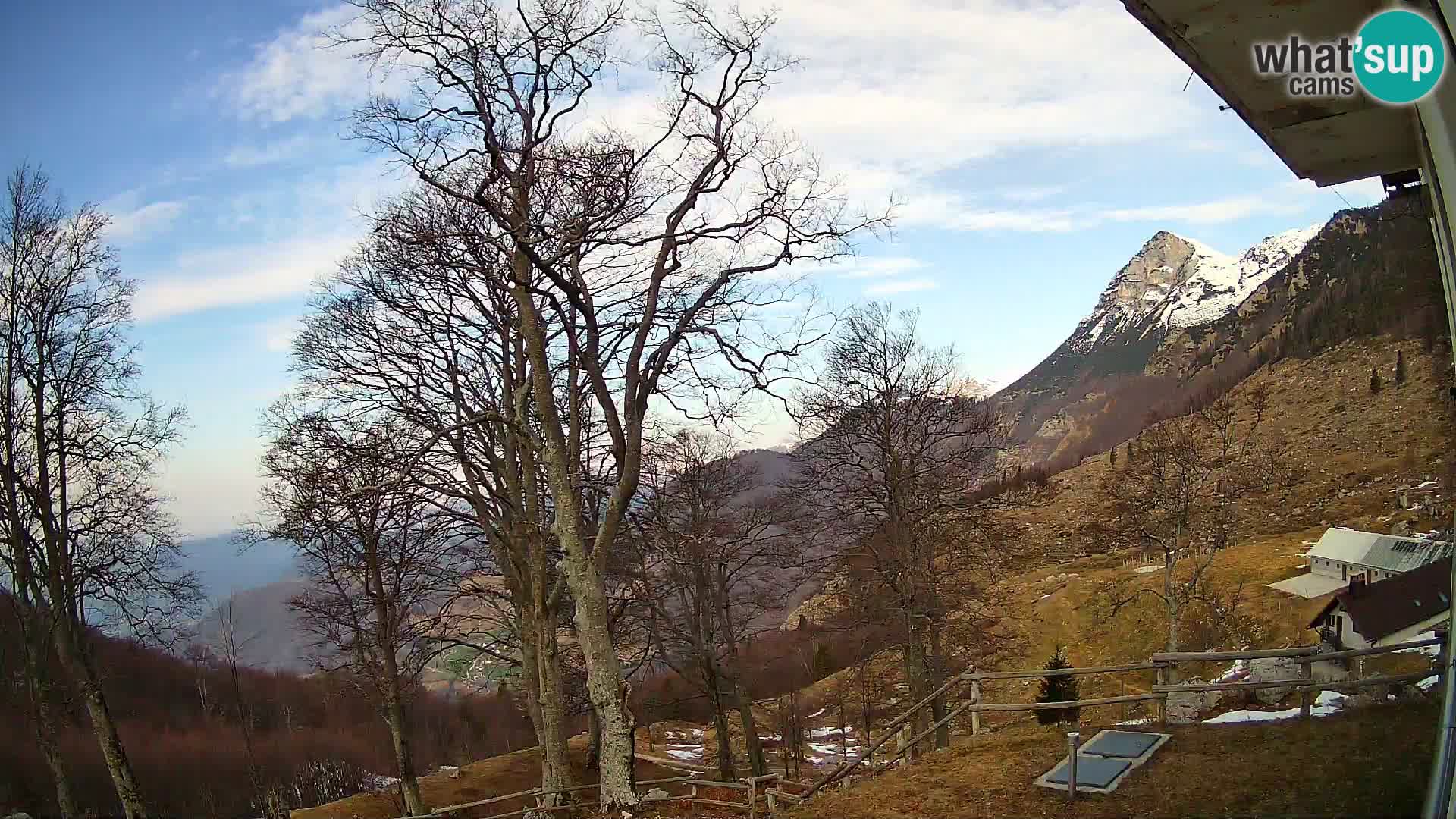 Koča na Planini Razor spletna kamera (1315) | Pogled na Tolminski Migovec