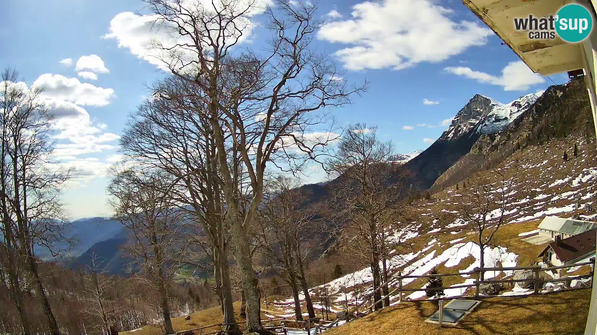 Cámara en vivo de la cabaña de montaña Planina Razor (1315) | vista hacia Tolminski Migovec