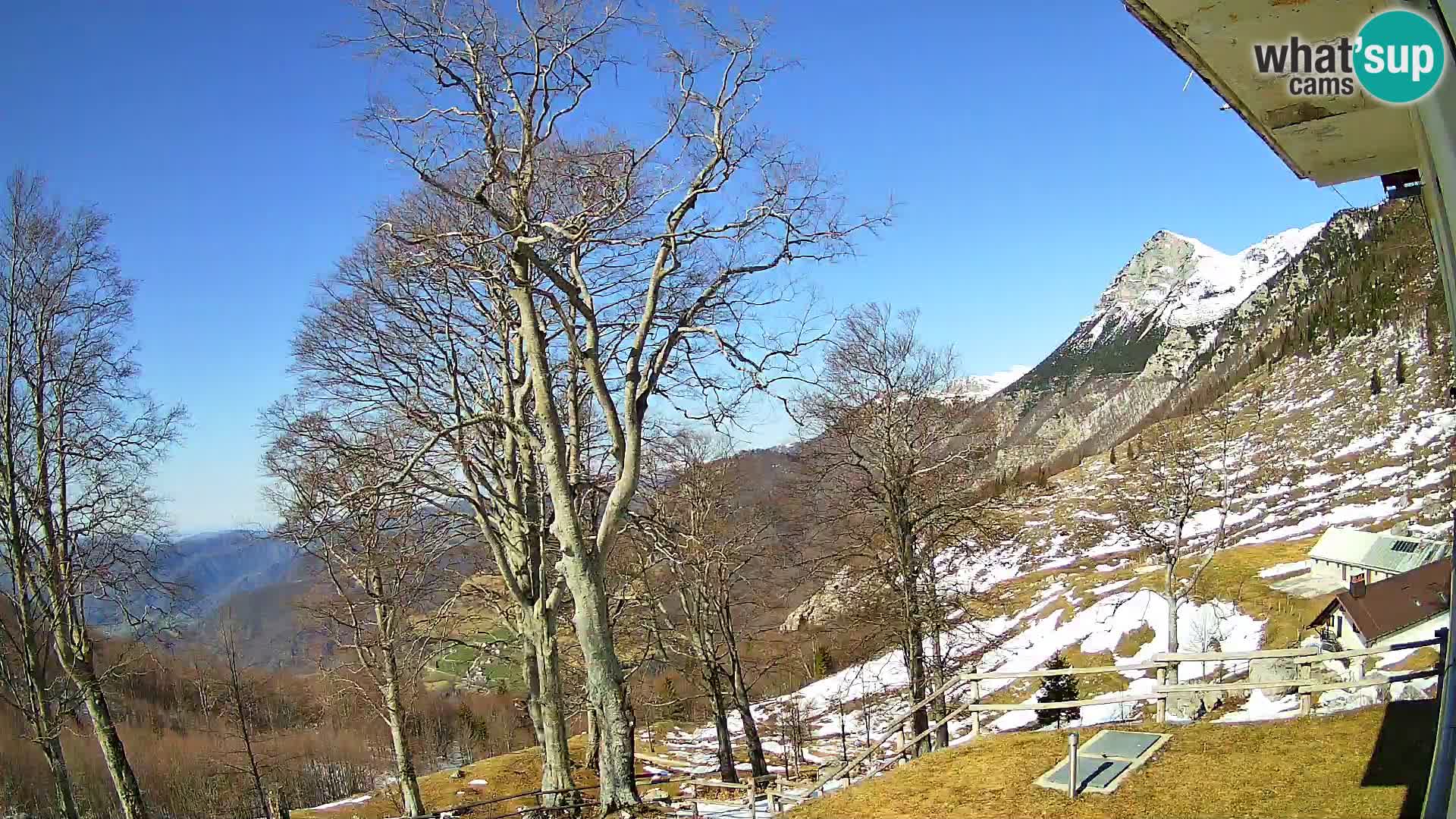 Cámara en vivo de la cabaña de montaña Planina Razor (1315) | vista hacia Tolminski Migovec