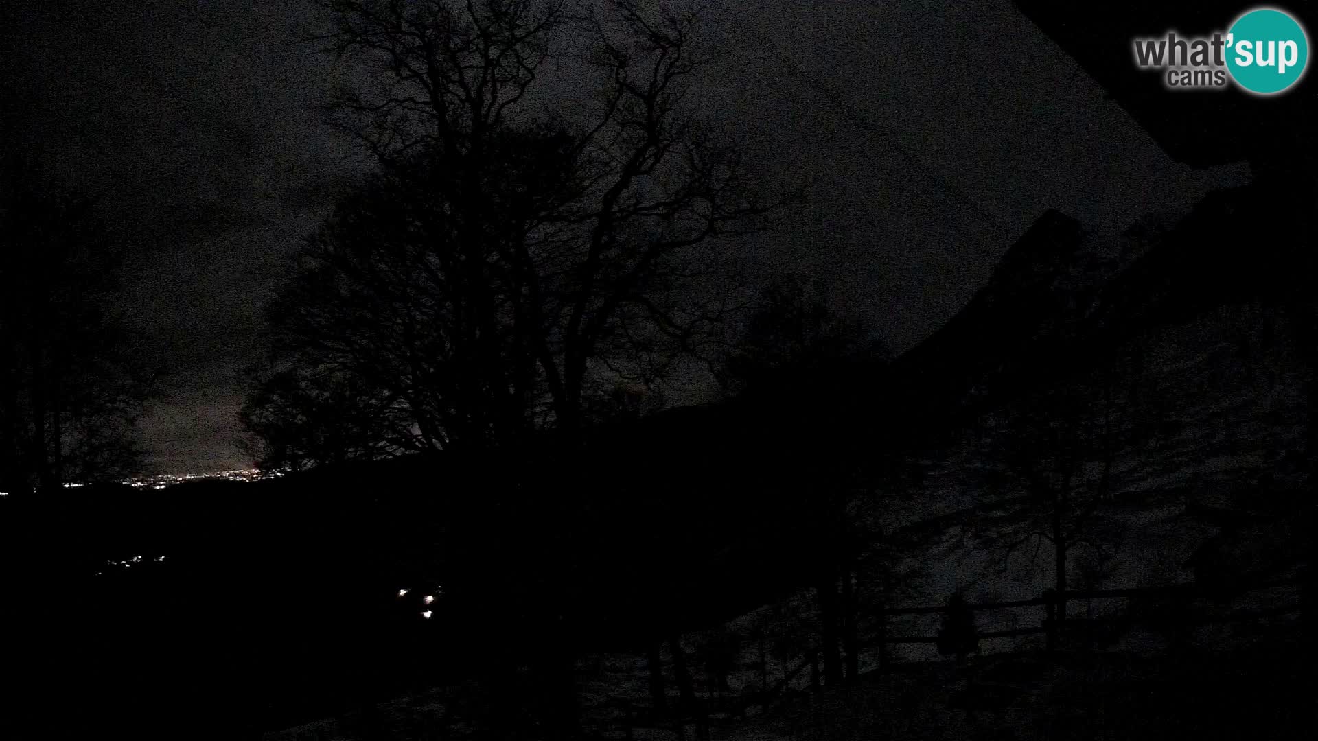 Koča na Planini Razor spletna kamera (1315) | Pogled na Tolminski Migovec