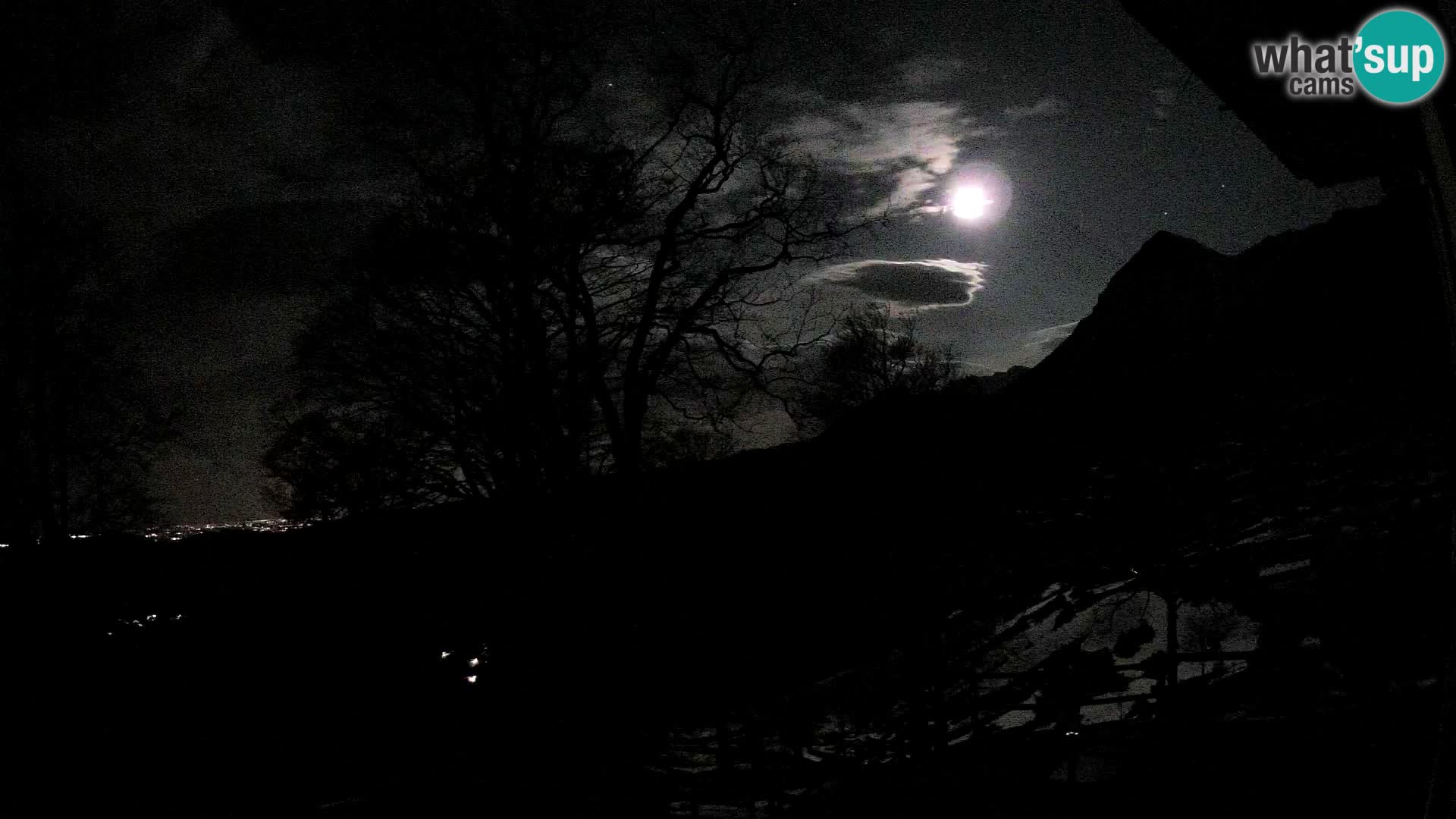 Cámara en vivo de la cabaña de montaña Planina Razor (1315) | vista hacia Tolminski Migovec