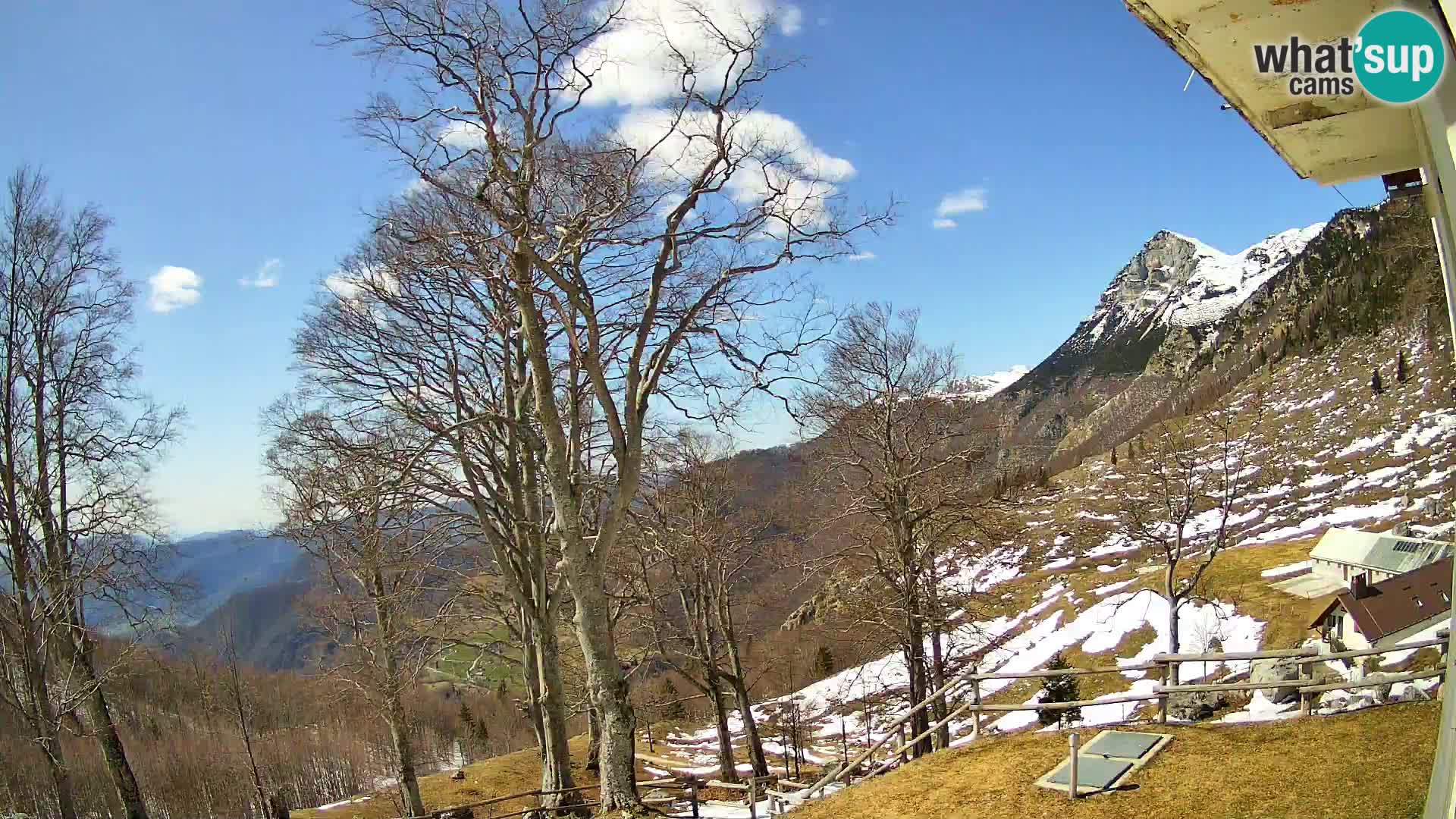 Koča na Planini Razor spletna kamera (1315) | Pogled na Tolminski Migovec