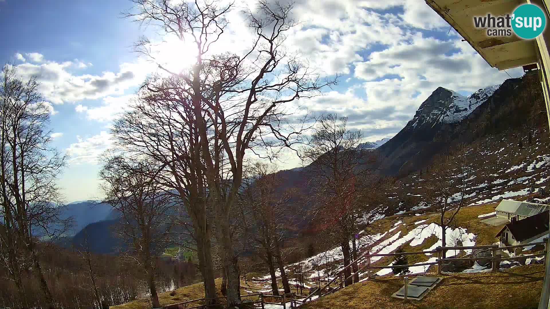 Cámara en vivo de la cabaña de montaña Planina Razor (1315) | vista hacia Tolminski Migovec