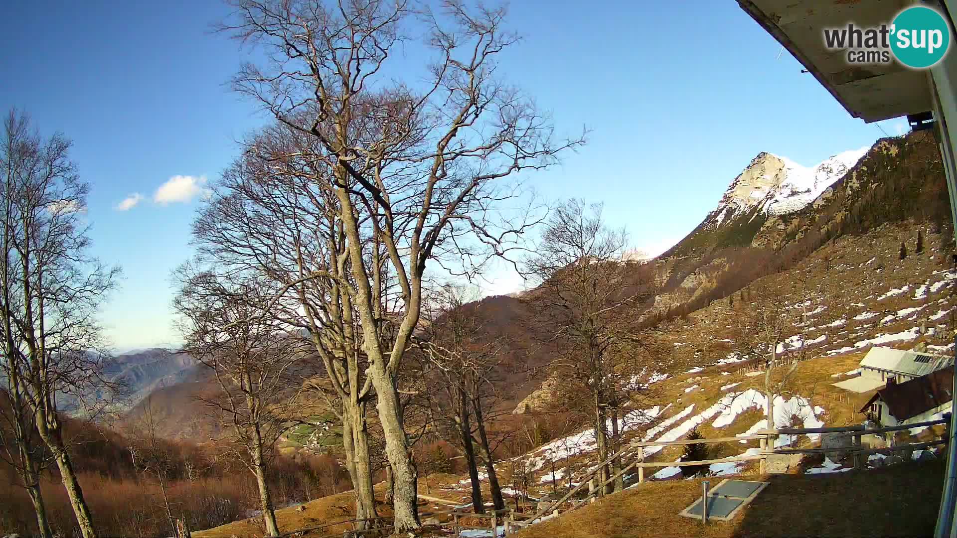 Cámara en vivo de la cabaña de montaña Planina Razor (1315) | vista hacia Tolminski Migovec
