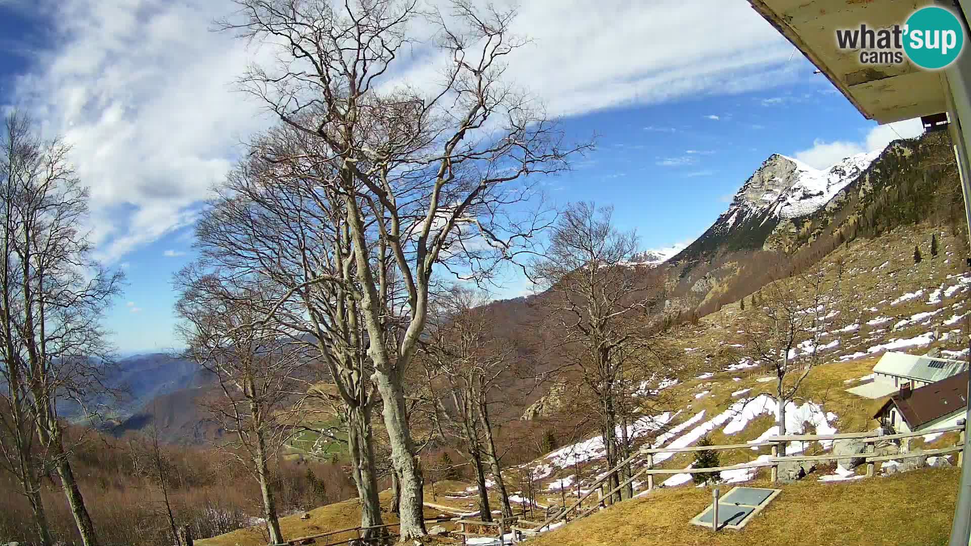 Cámara en vivo de la cabaña de montaña Planina Razor (1315) | vista hacia Tolminski Migovec