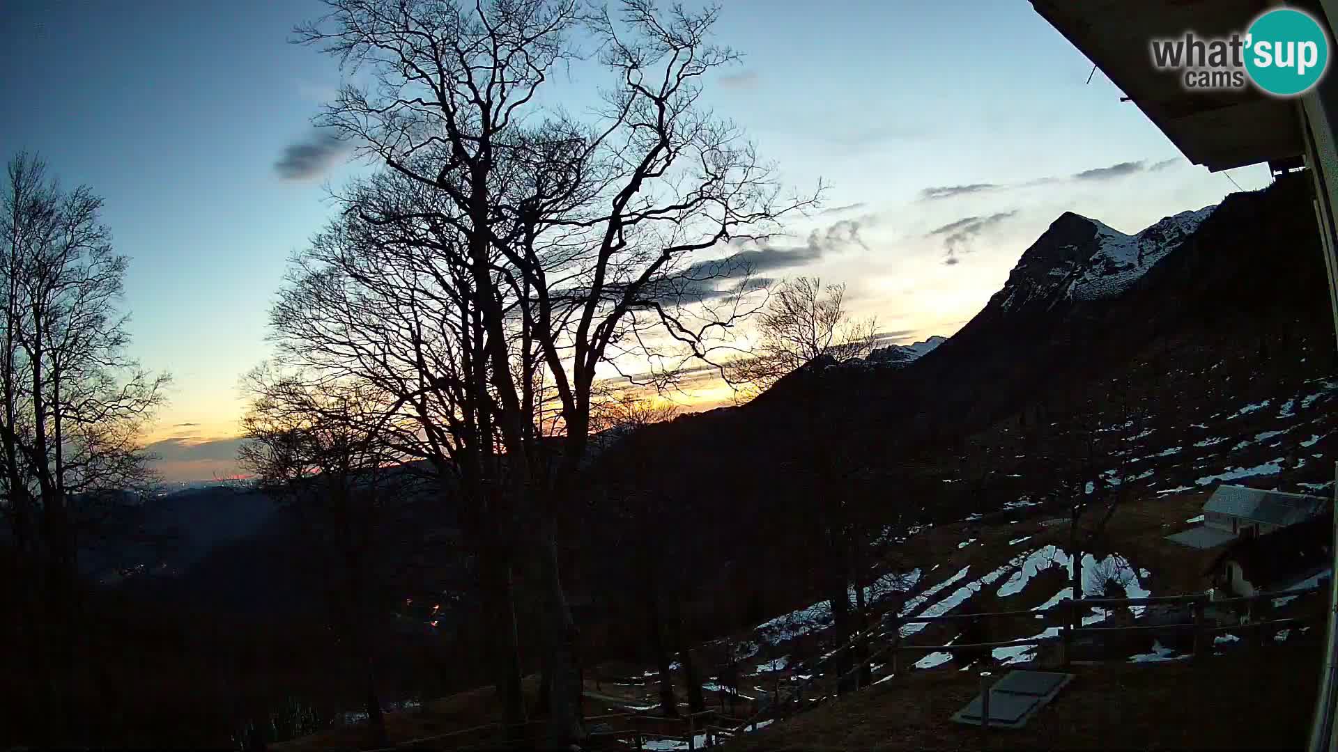 Planina Razor Mountain Hut live cam (1315) | view to Tolminski Migovec