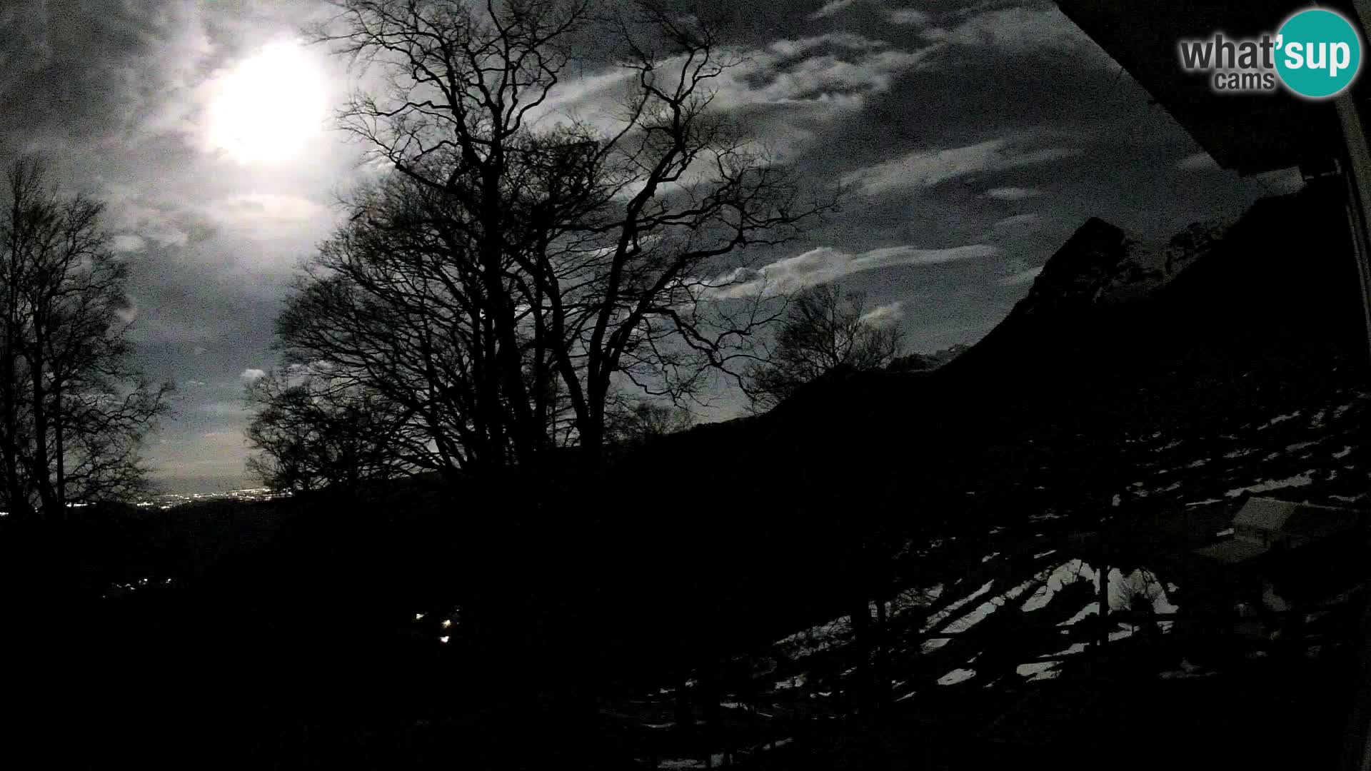 Cámara en vivo de la cabaña de montaña Planina Razor (1315) | vista hacia Tolminski Migovec