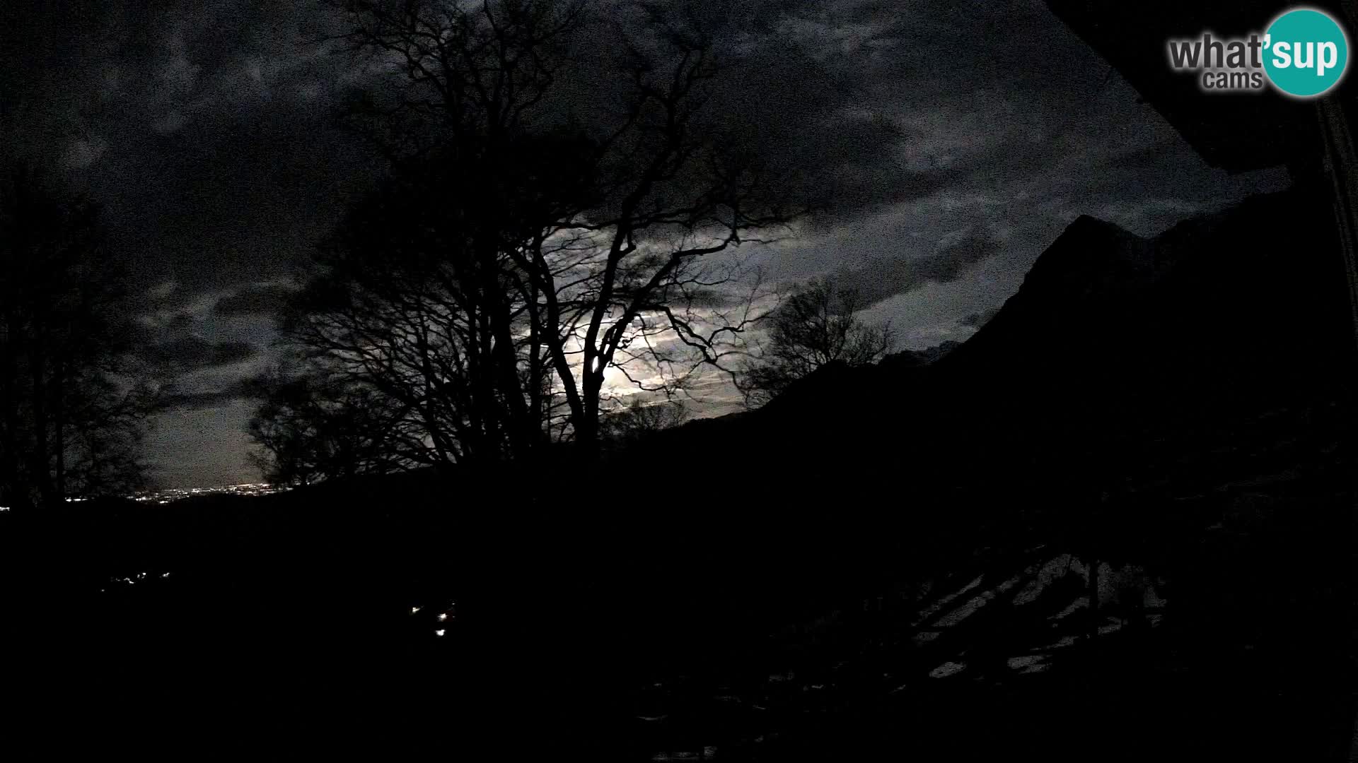 Cámara en vivo de la cabaña de montaña Planina Razor (1315) | vista hacia Tolminski Migovec