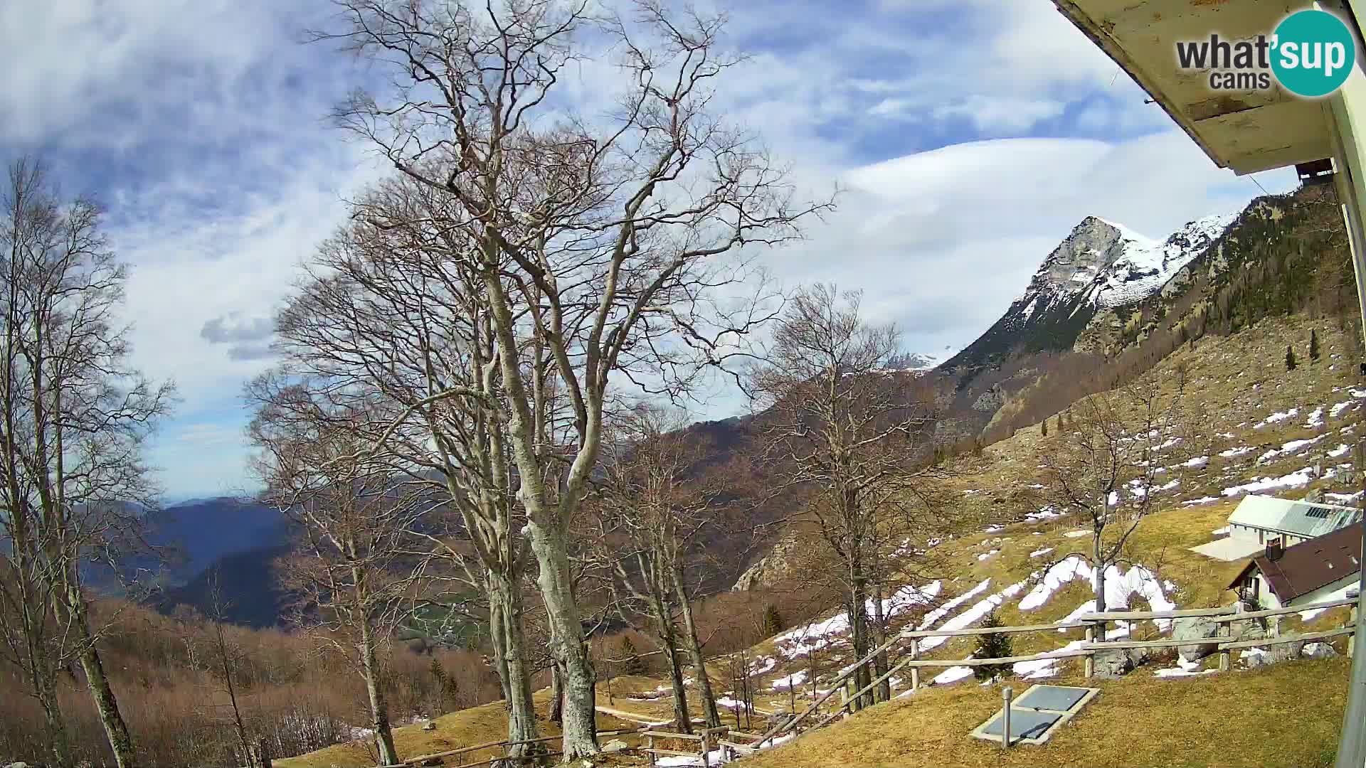 Cámara en vivo de la cabaña de montaña Planina Razor (1315) | vista hacia Tolminski Migovec