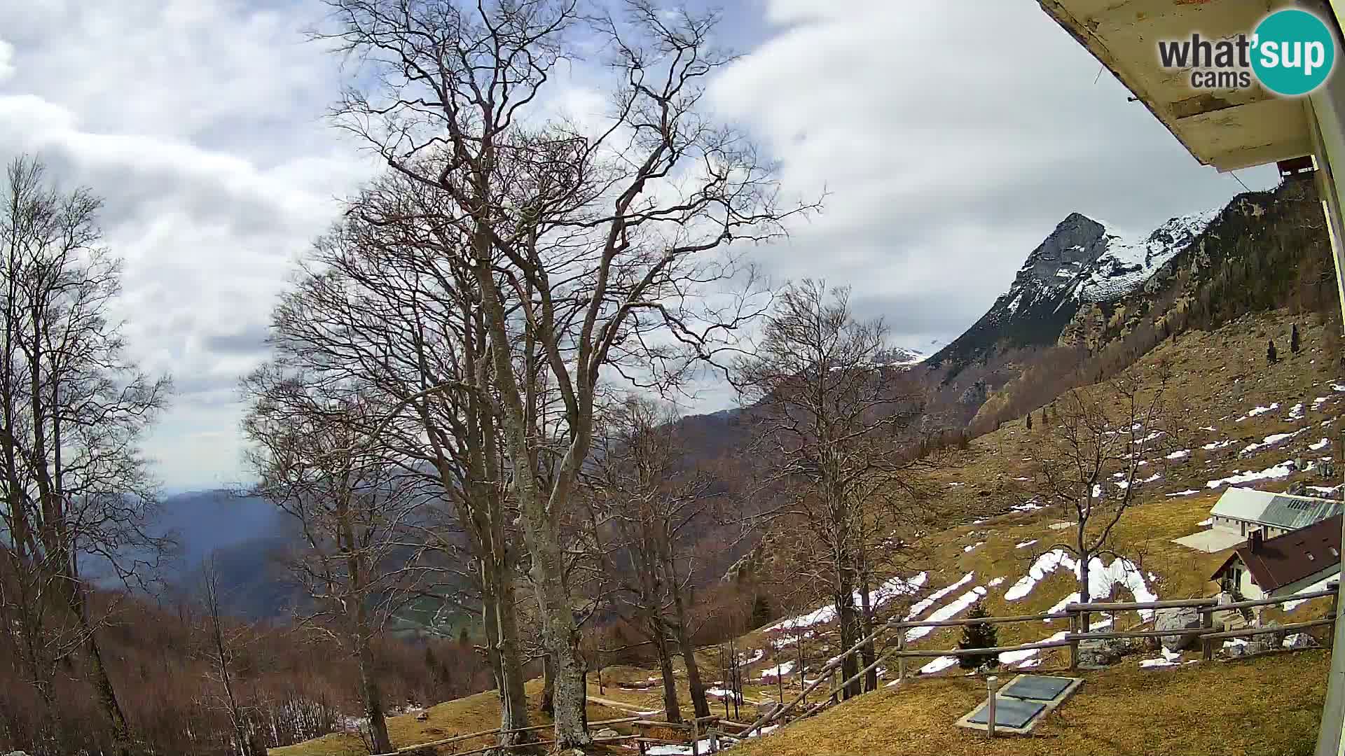 Cámara en vivo de la cabaña de montaña Planina Razor (1315) | vista hacia Tolminski Migovec