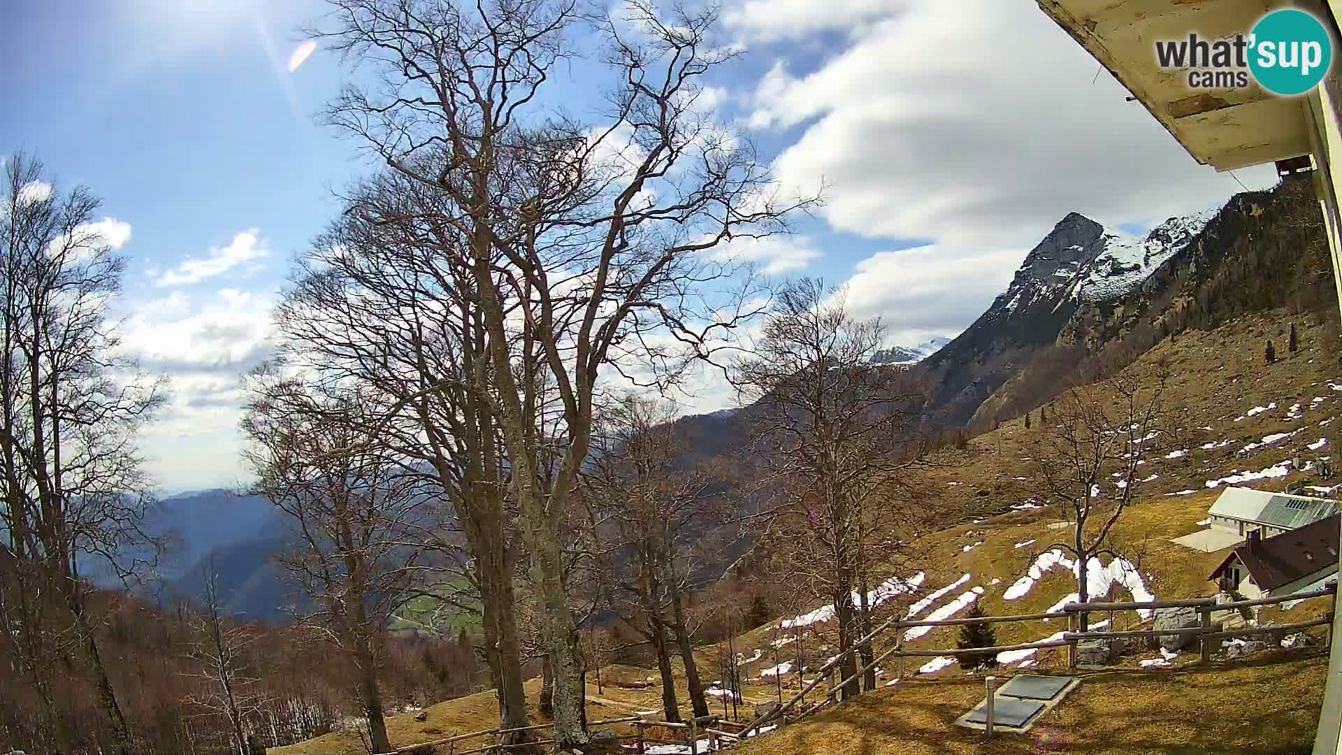 Cámara en vivo de la cabaña de montaña Planina Razor (1315) | vista hacia Tolminski Migovec