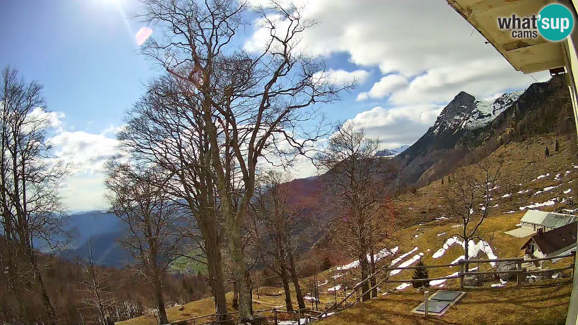Cámara en vivo de la cabaña de montaña Planina Razor (1315) | vista hacia Tolminski Migovec