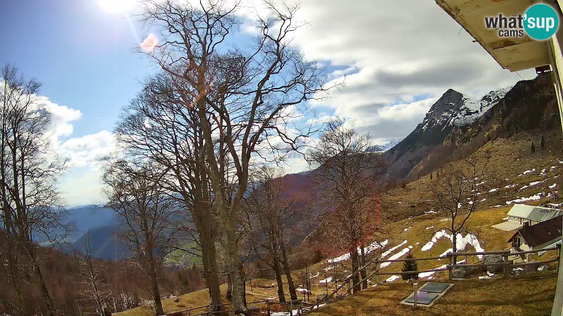 Koča na Planini Razor spletna kamera (1315) | Pogled na Tolminski Migovec