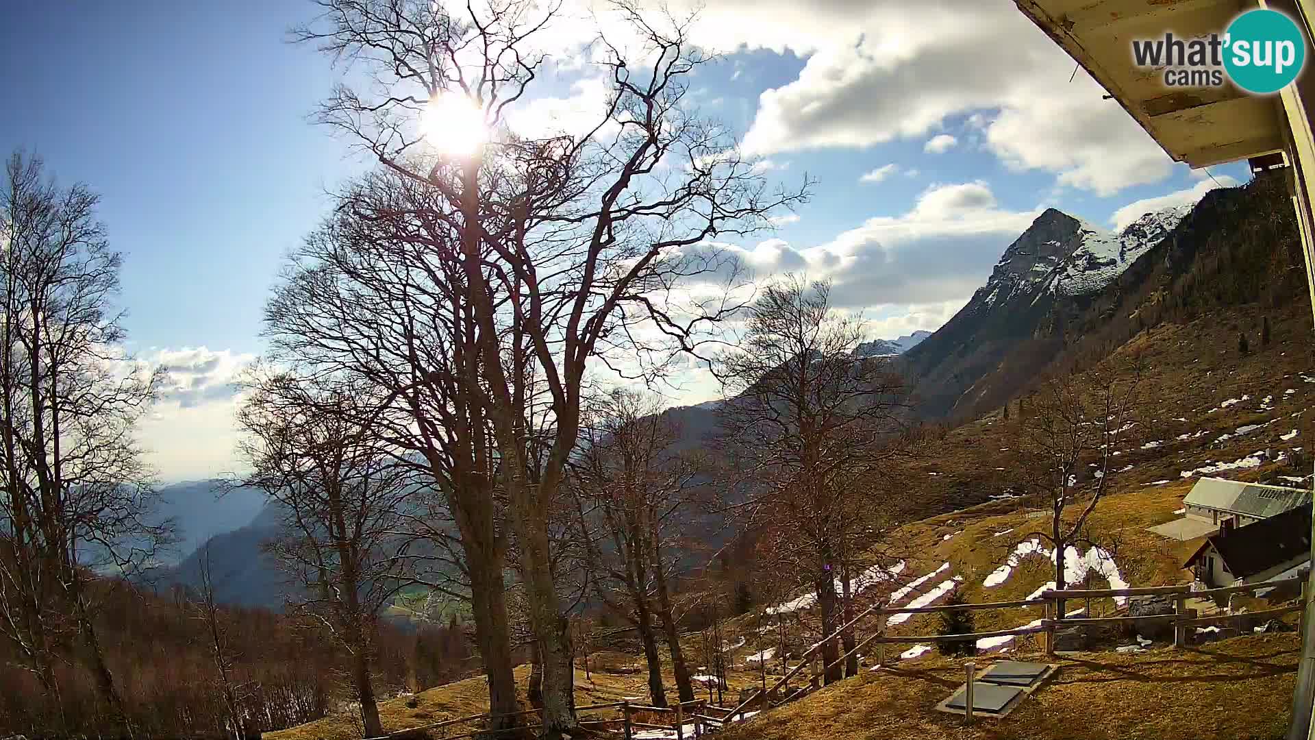 Koča na Planini Razor spletna kamera (1315) | Pogled na Tolminski Migovec