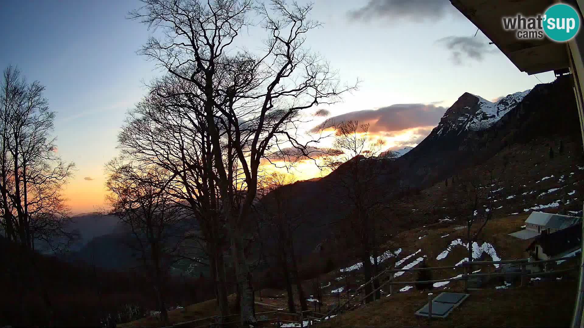 Koča na Planini Razor spletna kamera (1315) | Pogled na Tolminski Migovec