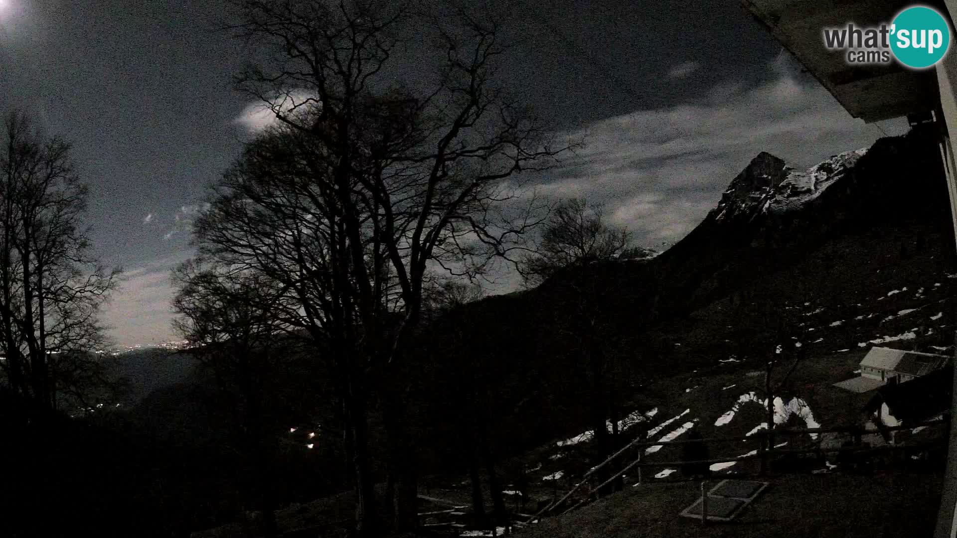 Cámara en vivo de la cabaña de montaña Planina Razor (1315) | vista hacia Tolminski Migovec