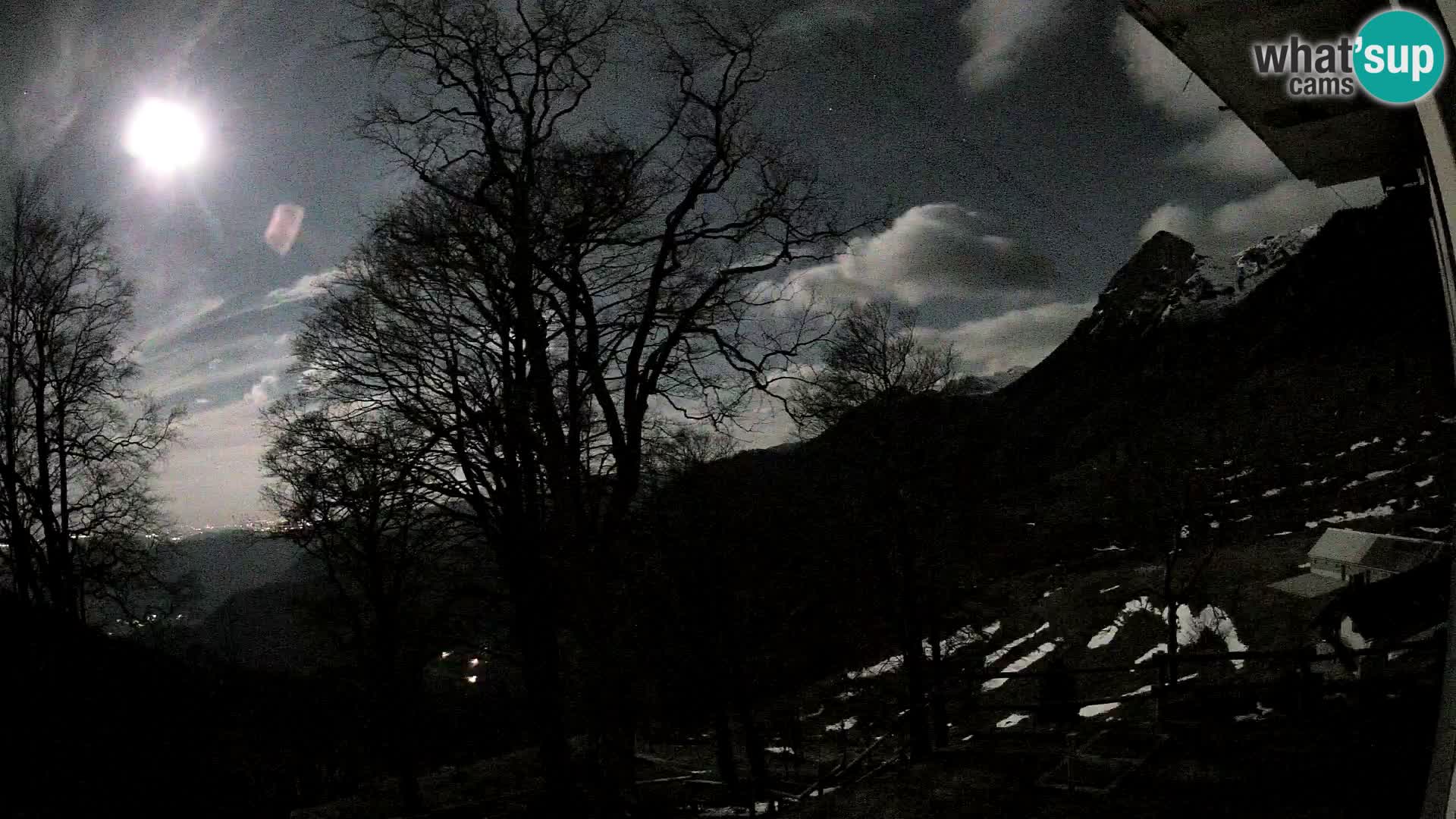 Koča na Planini Razor spletna kamera (1315) | Pogled na Tolminski Migovec