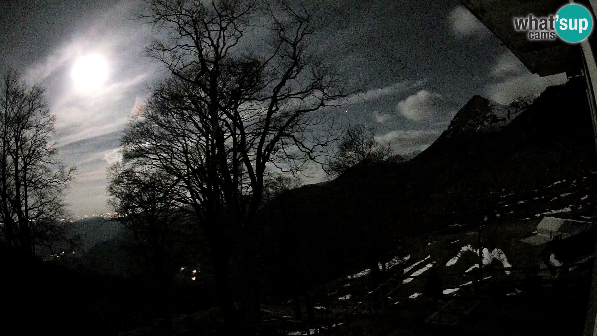 Cámara en vivo de la cabaña de montaña Planina Razor (1315) | vista hacia Tolminski Migovec
