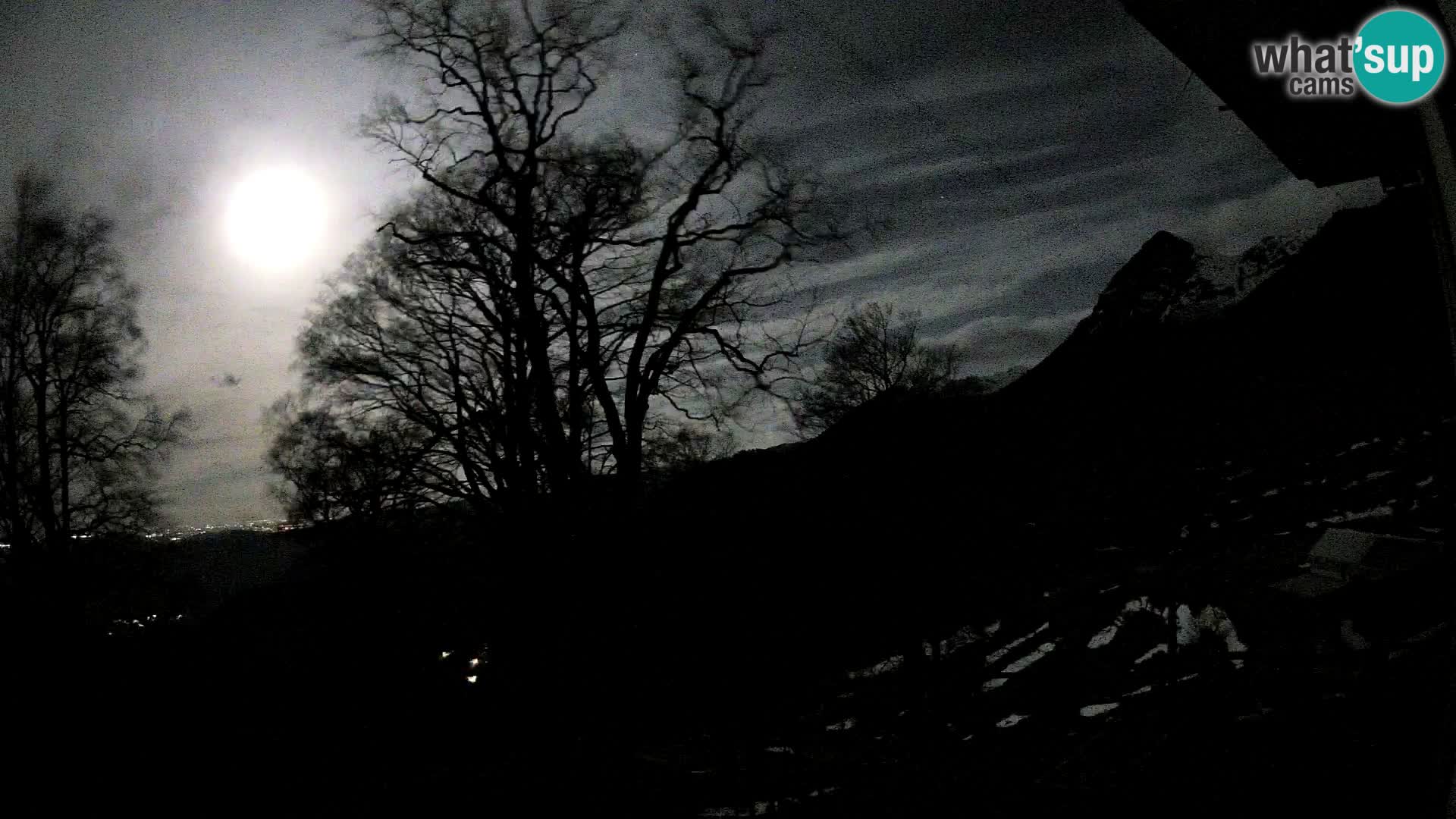 Cámara en vivo de la cabaña de montaña Planina Razor (1315) | vista hacia Tolminski Migovec