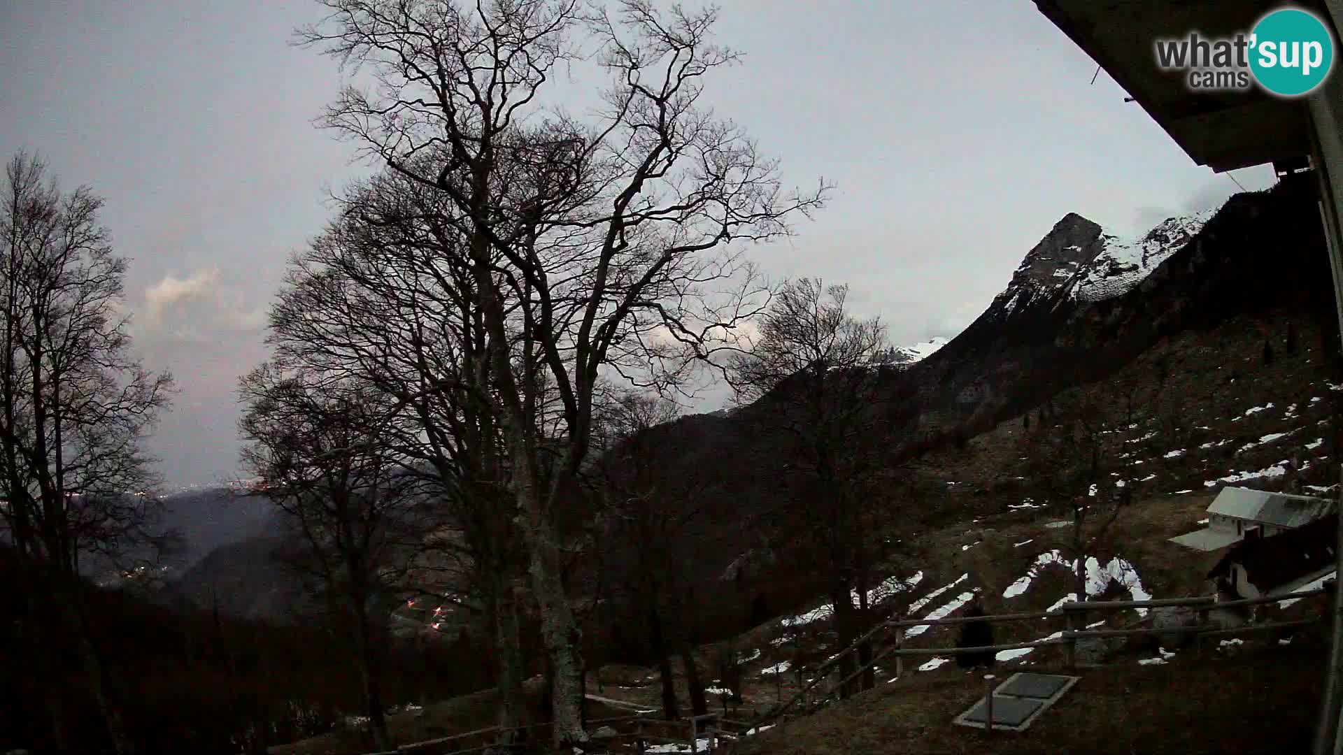 Koča na Planini Razor spletna kamera (1315) | Pogled na Tolminski Migovec