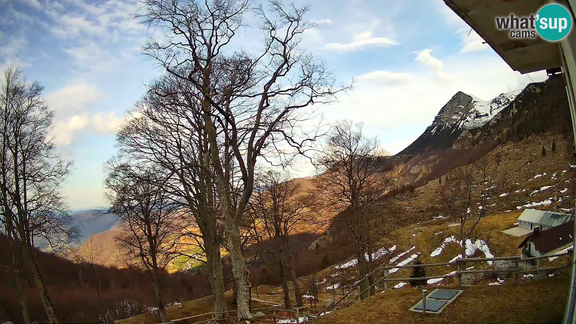 Cámara en vivo de la cabaña de montaña Planina Razor (1315) | vista hacia Tolminski Migovec