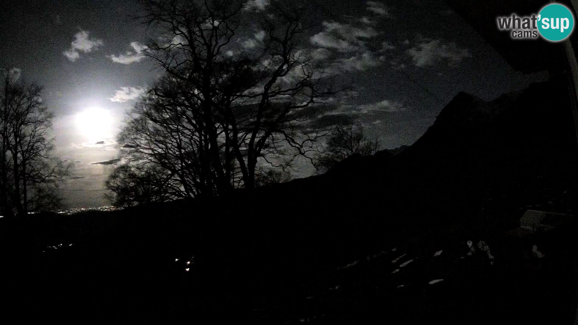 Cámara en vivo de la cabaña de montaña Planina Razor (1315) | vista hacia Tolminski Migovec