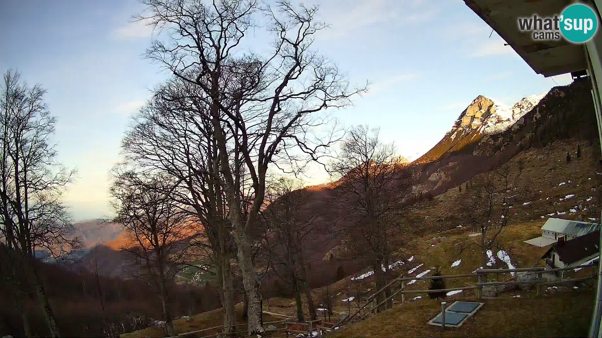 Cámara en vivo de la cabaña de montaña Planina Razor (1315) | vista hacia Tolminski Migovec