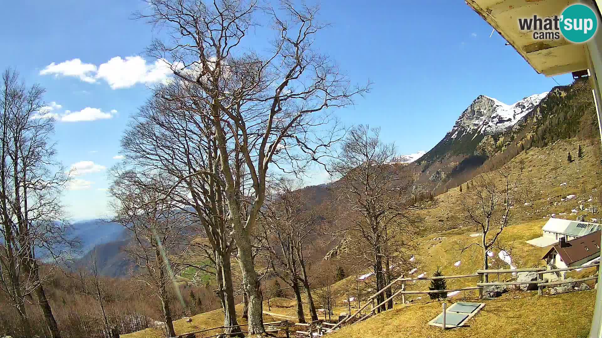 Cámara en vivo de la cabaña de montaña Planina Razor (1315) | vista hacia Tolminski Migovec