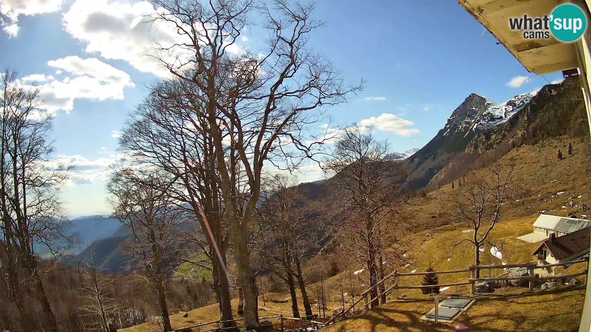 Cámara en vivo de la cabaña de montaña Planina Razor (1315) | vista hacia Tolminski Migovec