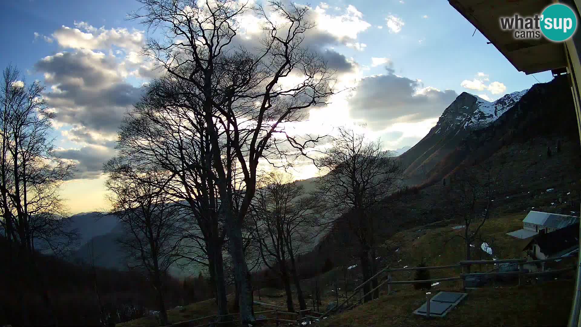 Planina Razor Bergütte Webcam (1315) | Blick auf Tolminski Migovec