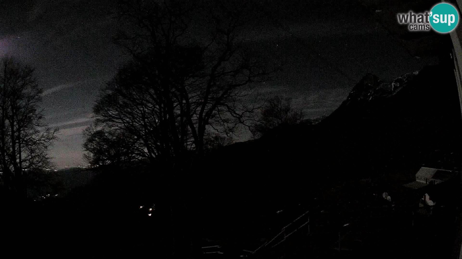 Cámara en vivo de la cabaña de montaña Planina Razor (1315) | vista hacia Tolminski Migovec