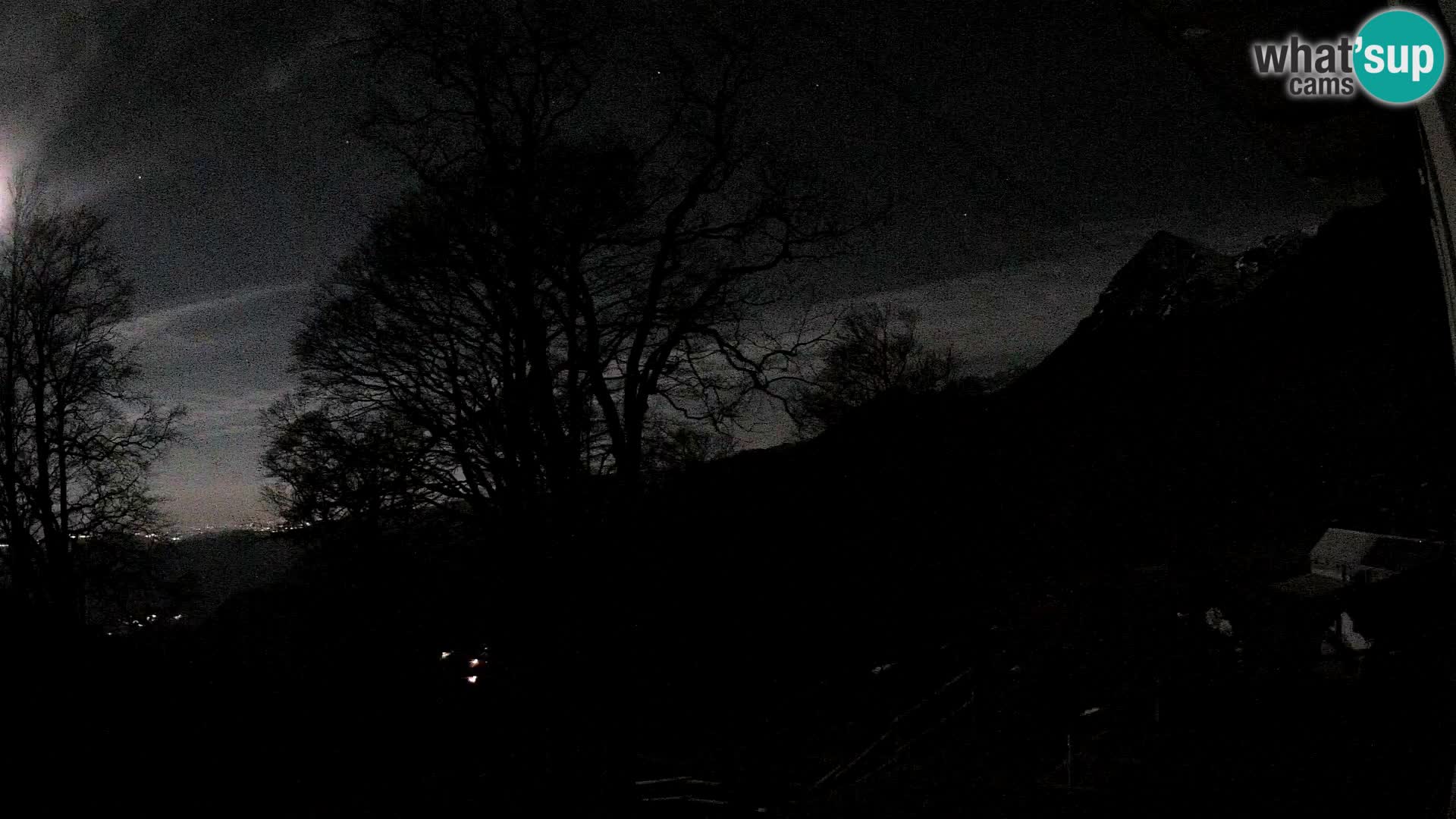 Cámara en vivo de la cabaña de montaña Planina Razor (1315) | vista hacia Tolminski Migovec