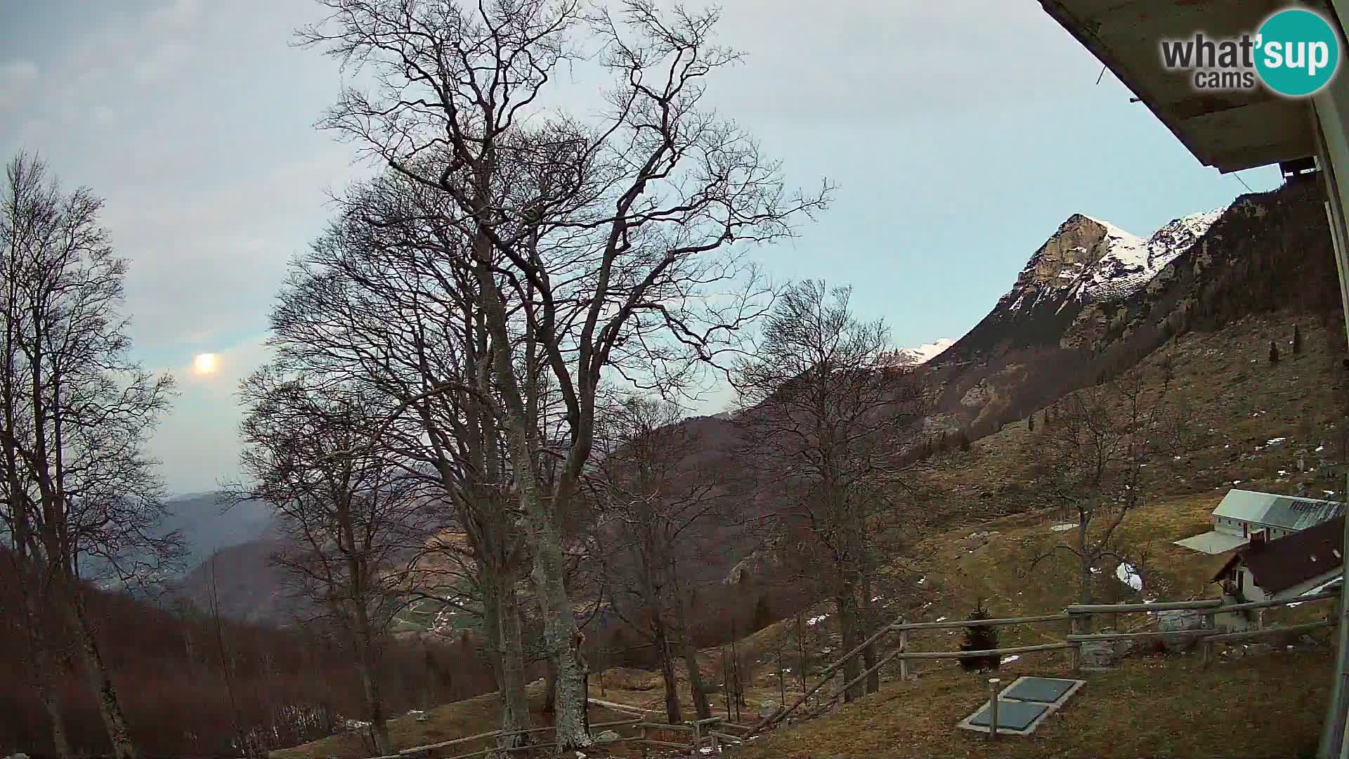 Koča na Planini Razor spletna kamera (1315) | Pogled na Tolminski Migovec