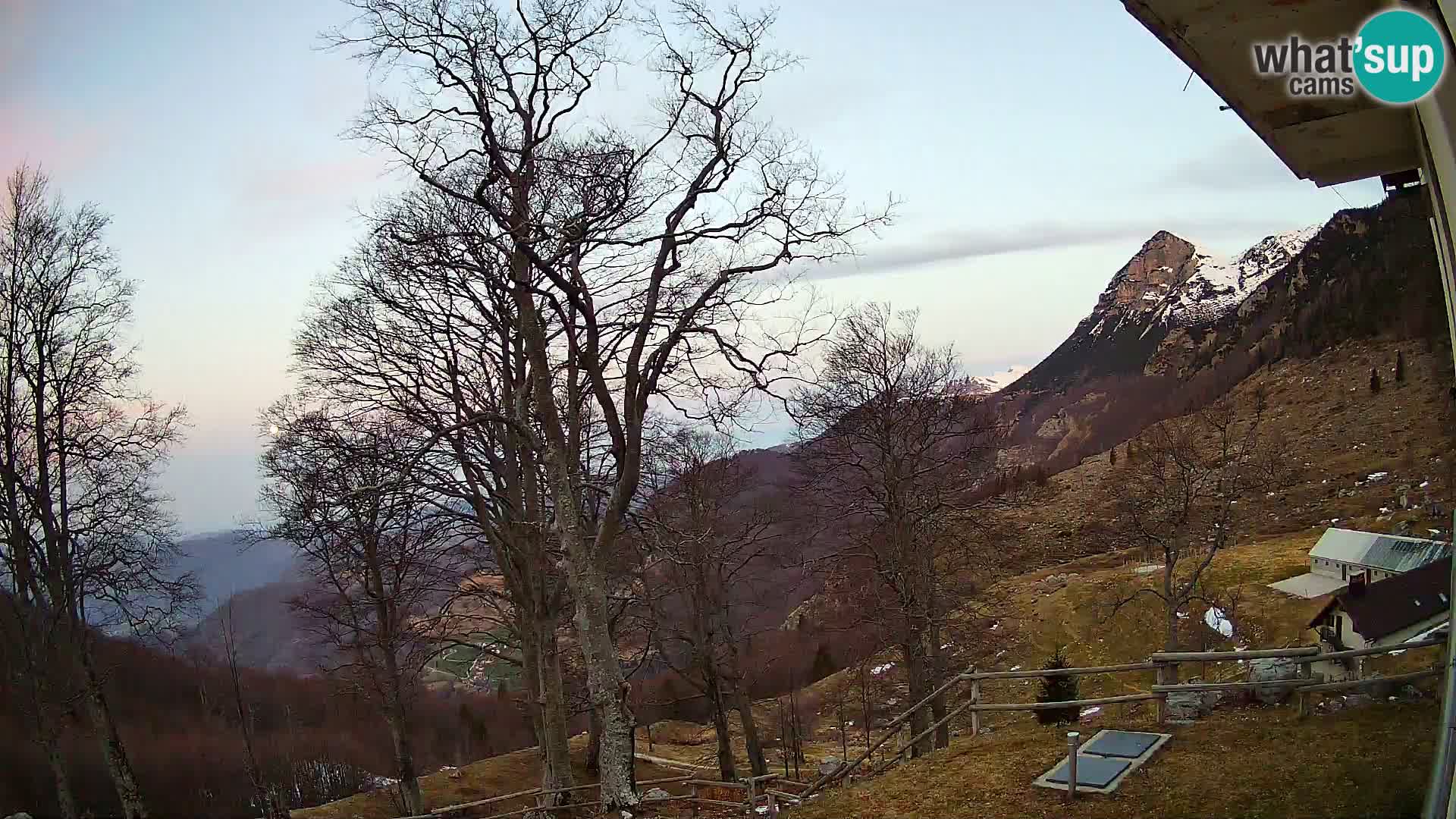 Planina Razor Mountain Hut live cam (1315) | view to Tolminski Migovec